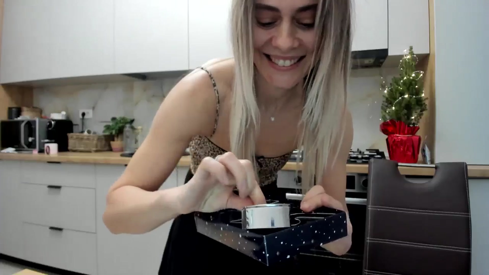 Gallery image thumbnail from DebbyPaige's myfreecams stream on, 12/22/2024, 14:54 image 9 of 20