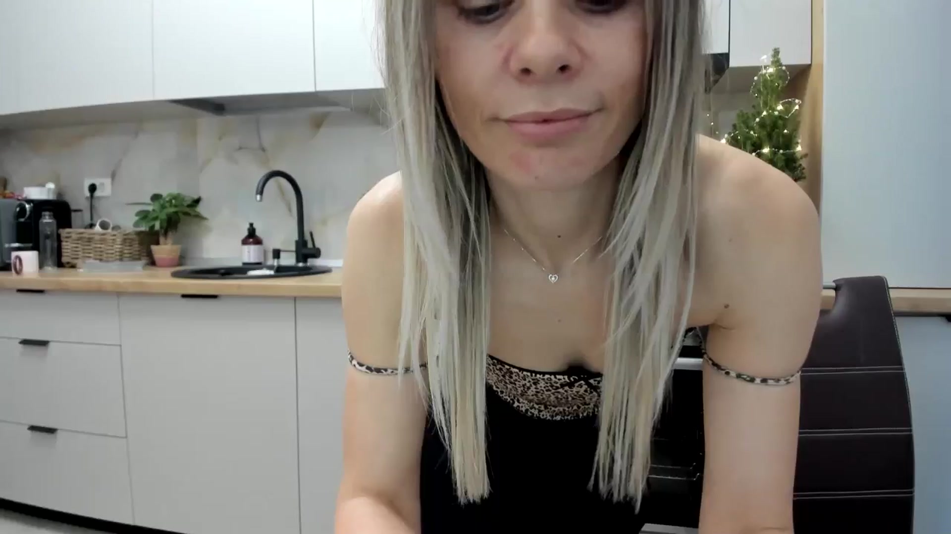 Gallery image thumbnail from DebbyPaige's myfreecams stream on, 12/22/2024, 14:54 image 13 of 20