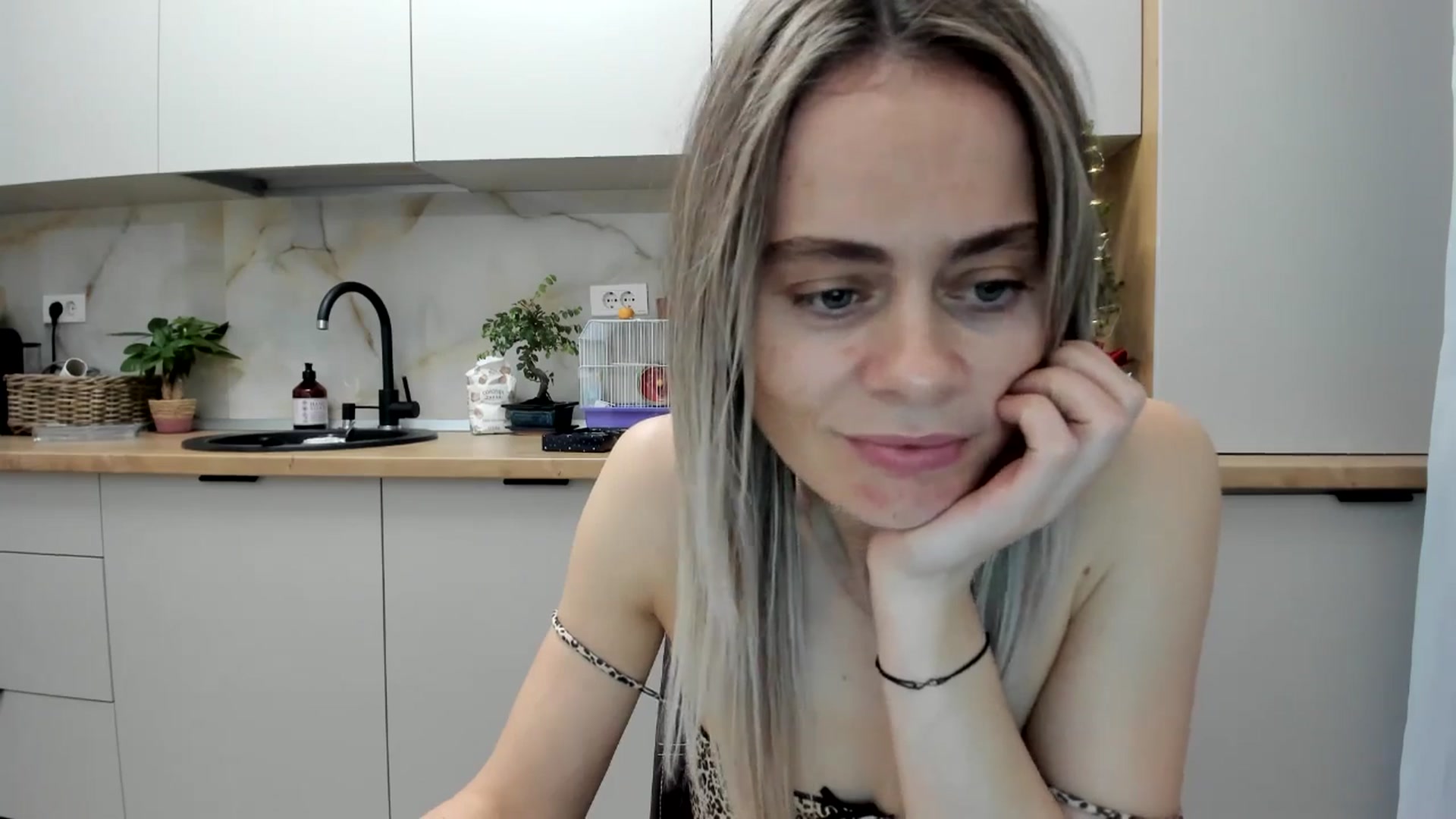 Gallery image thumbnail from DebbyPaige's myfreecams stream on, 12/22/2024, 14:54 image 18 of 20