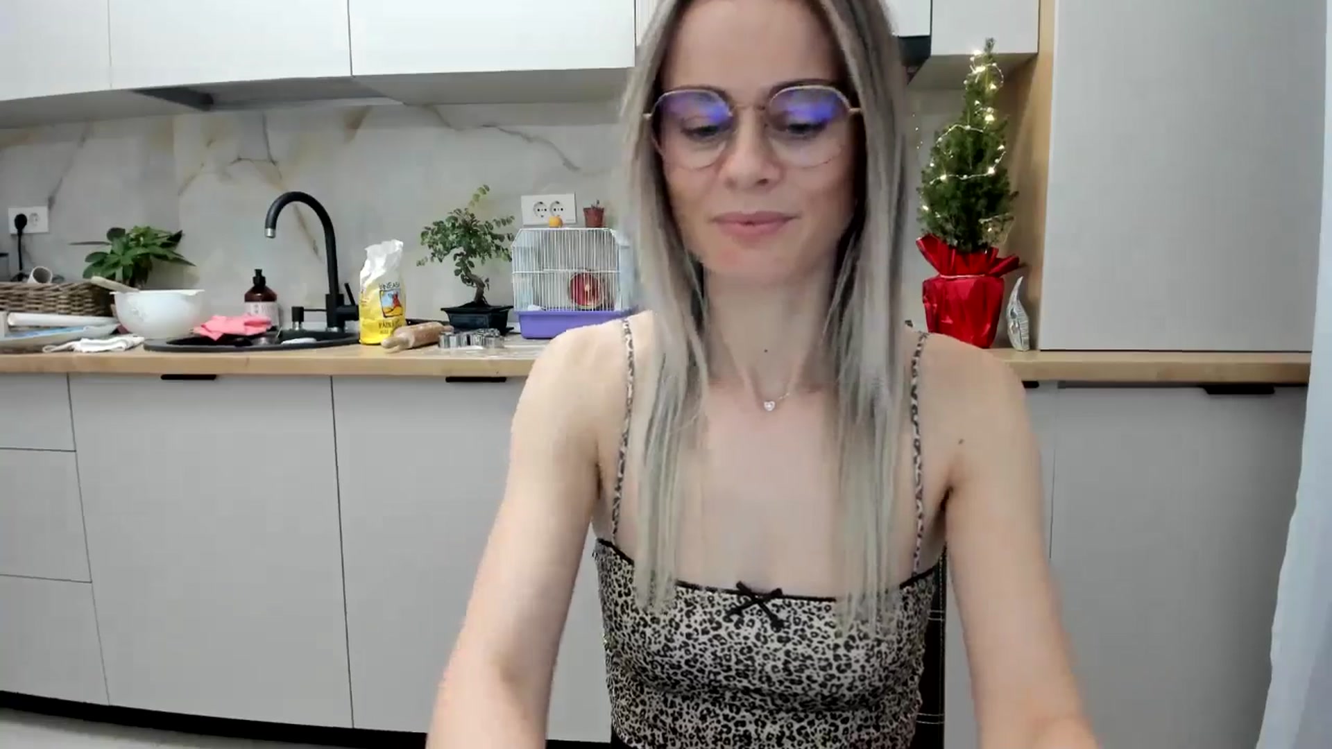 Gallery image thumbnail from DebbyPaige's myfreecams stream on, 12/22/2024, 18:19 image 11 of 20