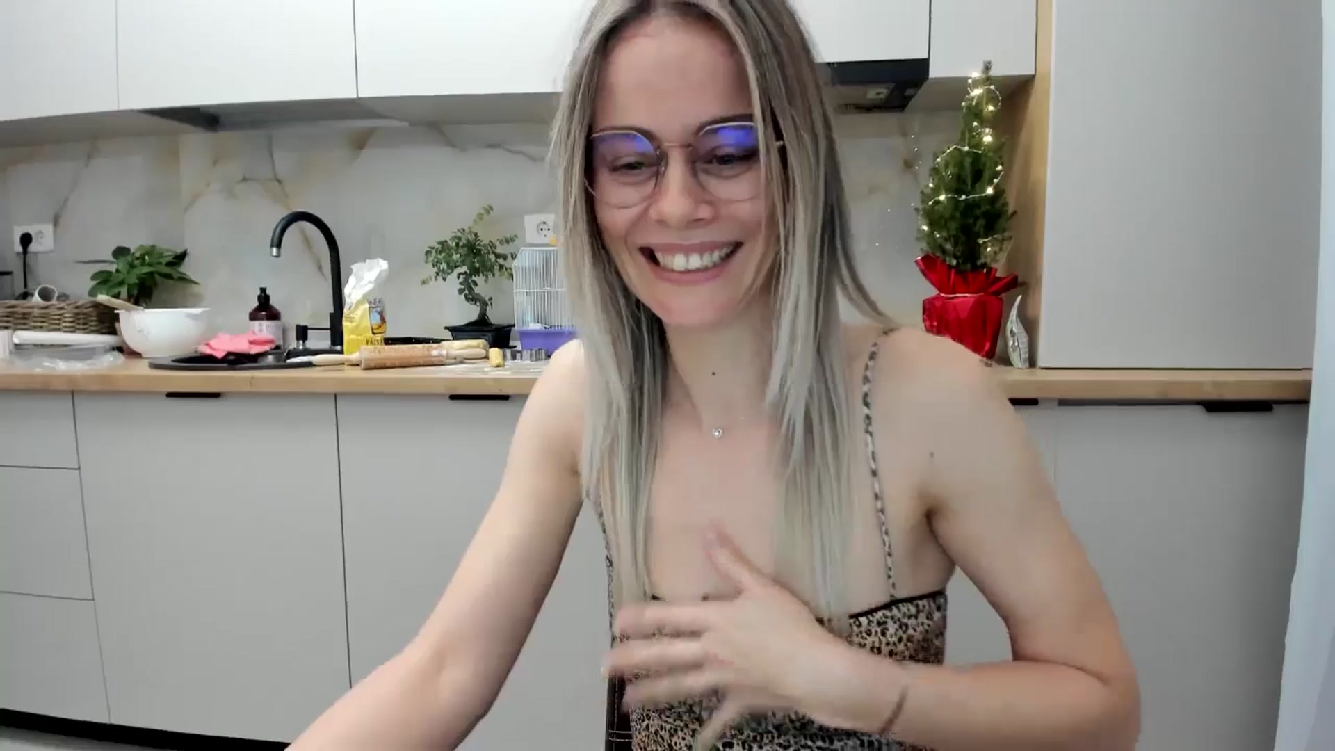 Gallery image thumbnail from DebbyPaige's myfreecams stream on, 12/22/2024, 18:19 image 7 of 20