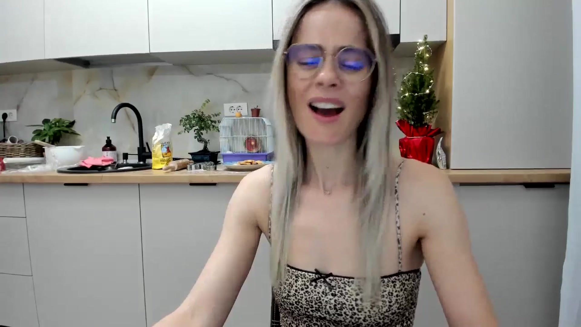 Gallery image thumbnail from DebbyPaige's myfreecams stream on, 12/22/2024, 18:19 image 19 of 20
