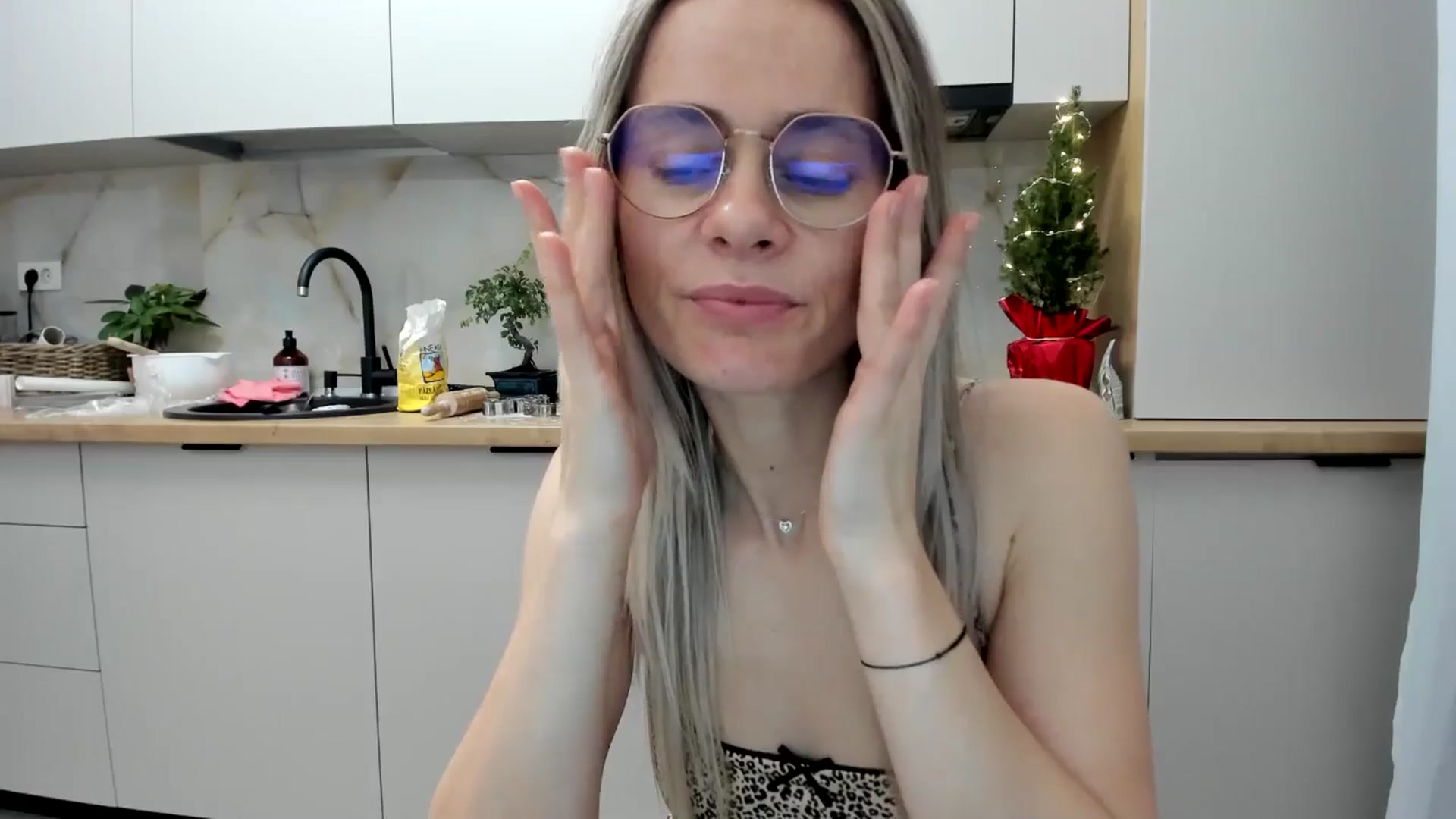 Gallery image thumbnail from DebbyPaige's myfreecams stream on, 12/22/2024, 18:19 image 16 of 20