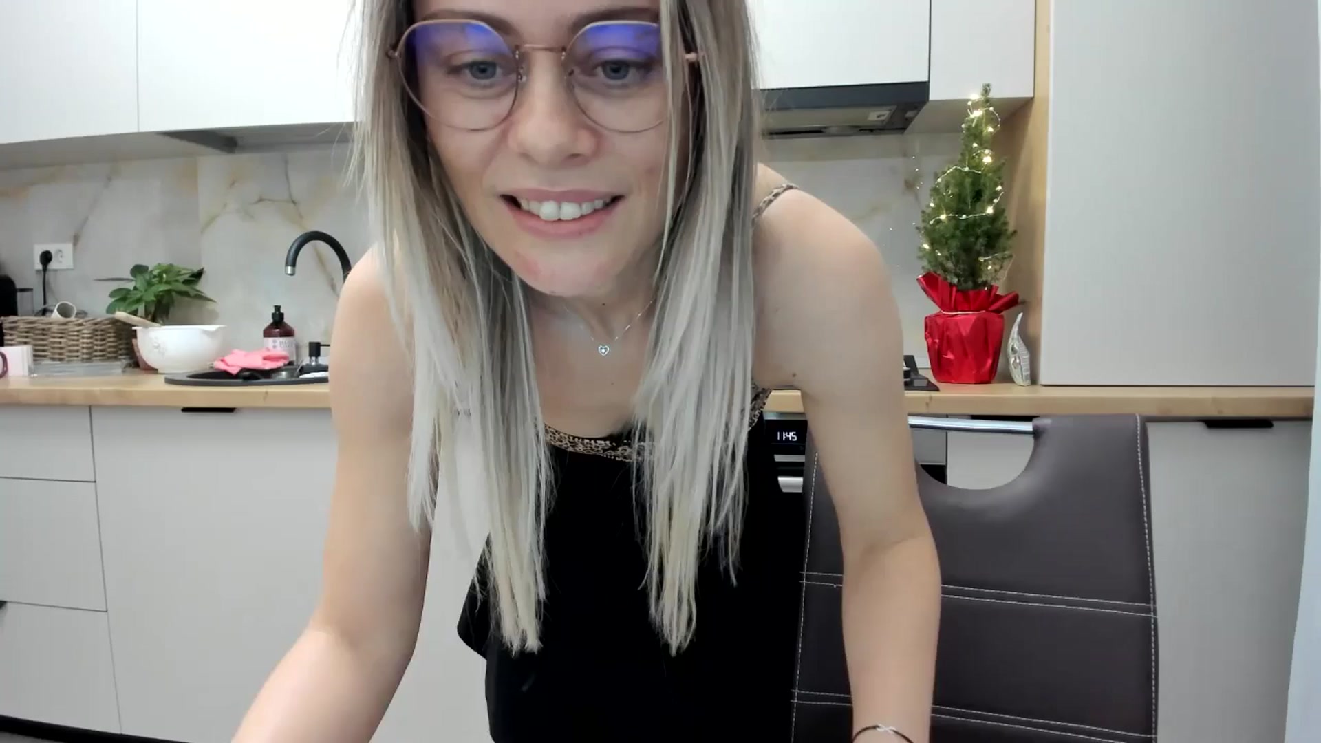 Gallery image thumbnail from DebbyPaige's myfreecams stream on, 12/22/2024, 18:19 image 1 of 20