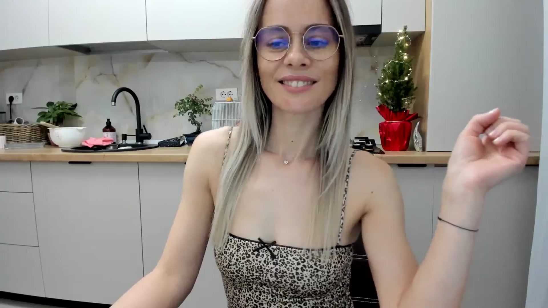 Gallery image thumbnail from DebbyPaige's myfreecams stream on, 12/22/2024, 18:19 image 2 of 20