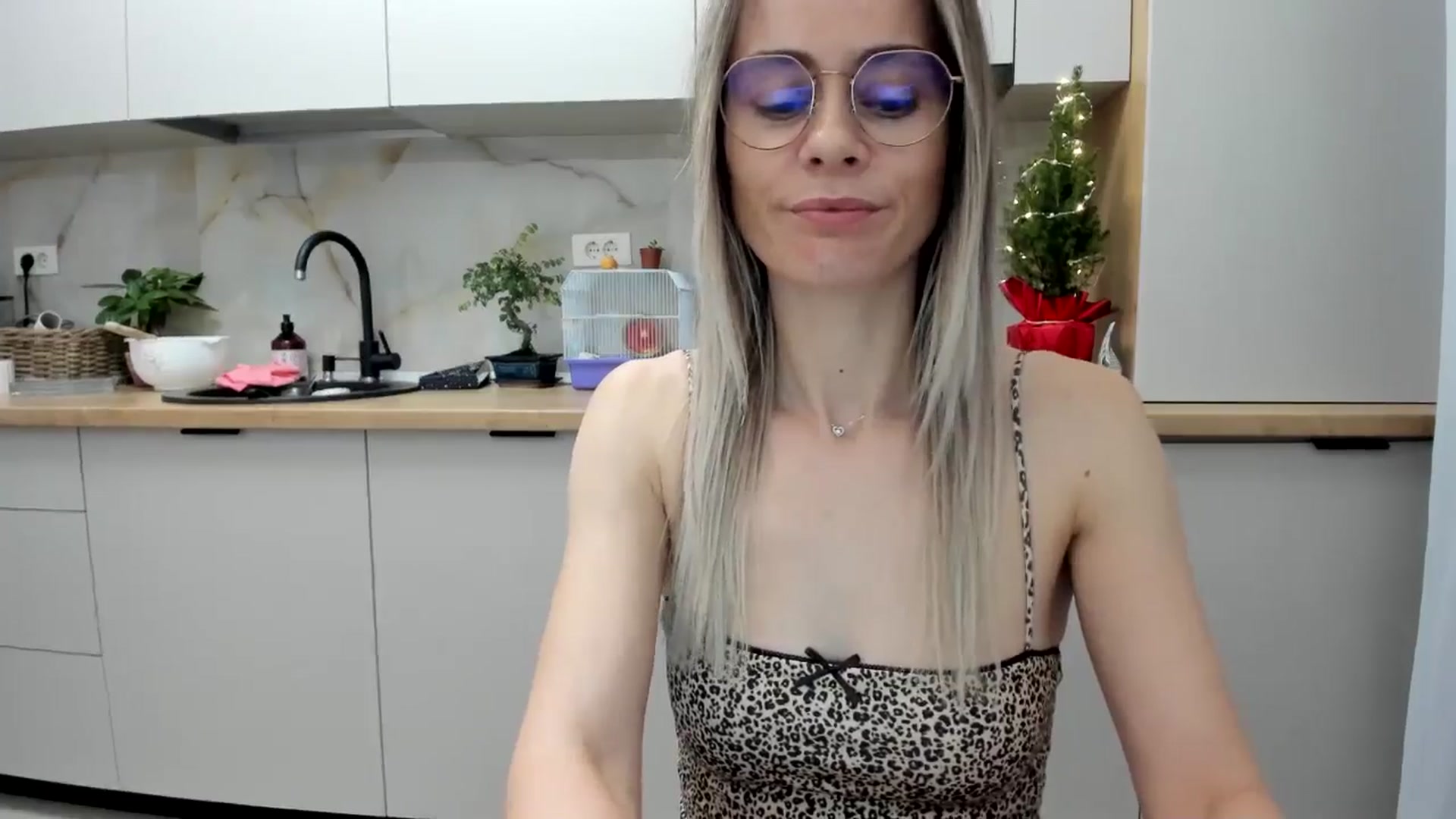 Gallery image thumbnail from DebbyPaige's myfreecams stream on, 12/22/2024, 18:19 image 4 of 20