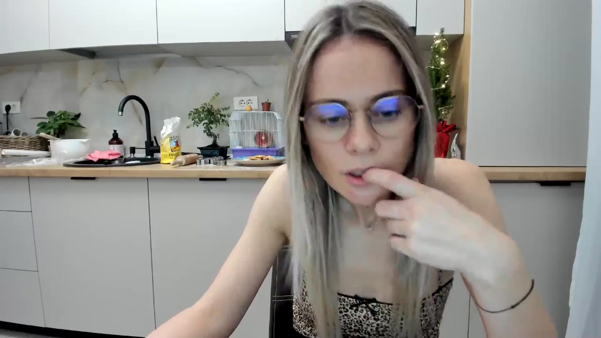 Gallery image thumbnail from DebbyPaige's myfreecams stream on, 12/22/2024, 18:19 image 14 of 20