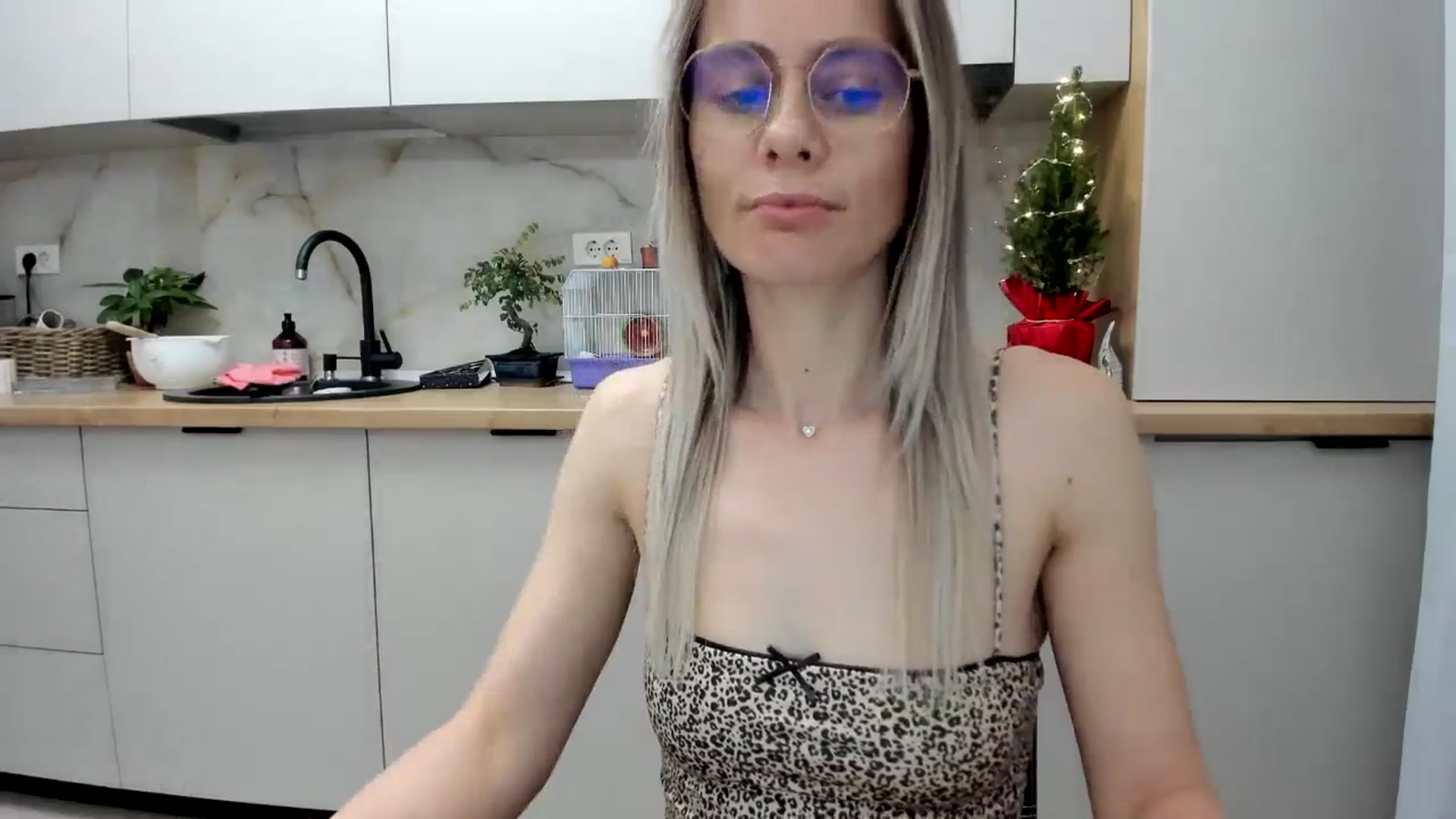 Gallery image thumbnail from DebbyPaige's myfreecams stream on, 12/22/2024, 18:19 image 5 of 20