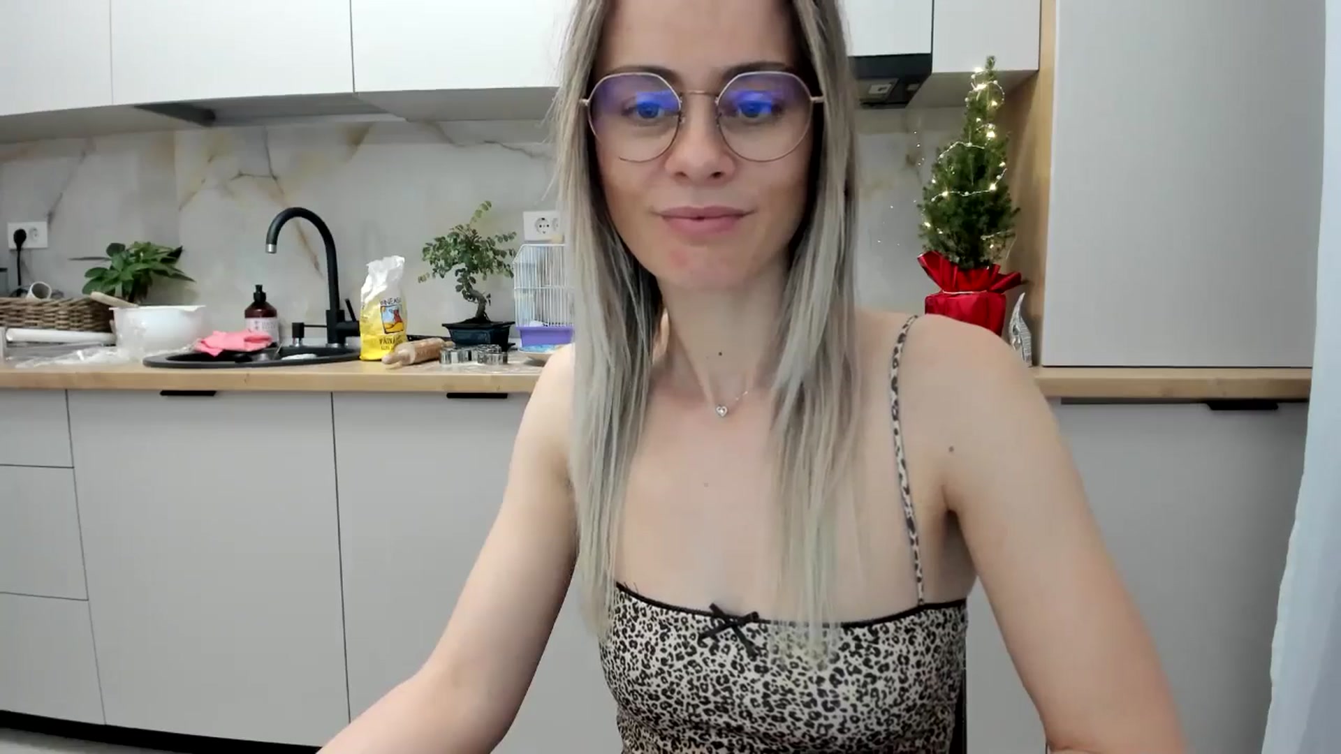 Gallery image thumbnail from DebbyPaige's myfreecams stream on, 12/22/2024, 18:19 image 13 of 20