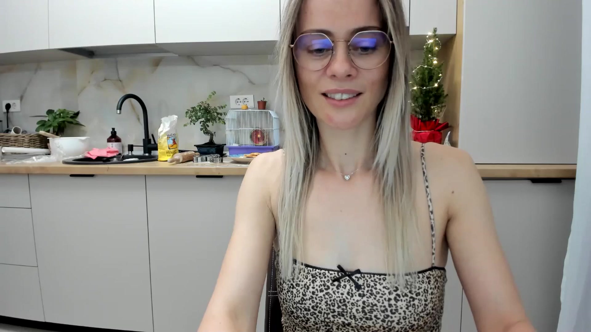 Gallery image thumbnail from DebbyPaige's myfreecams stream on, 12/22/2024, 18:19 image 15 of 20
