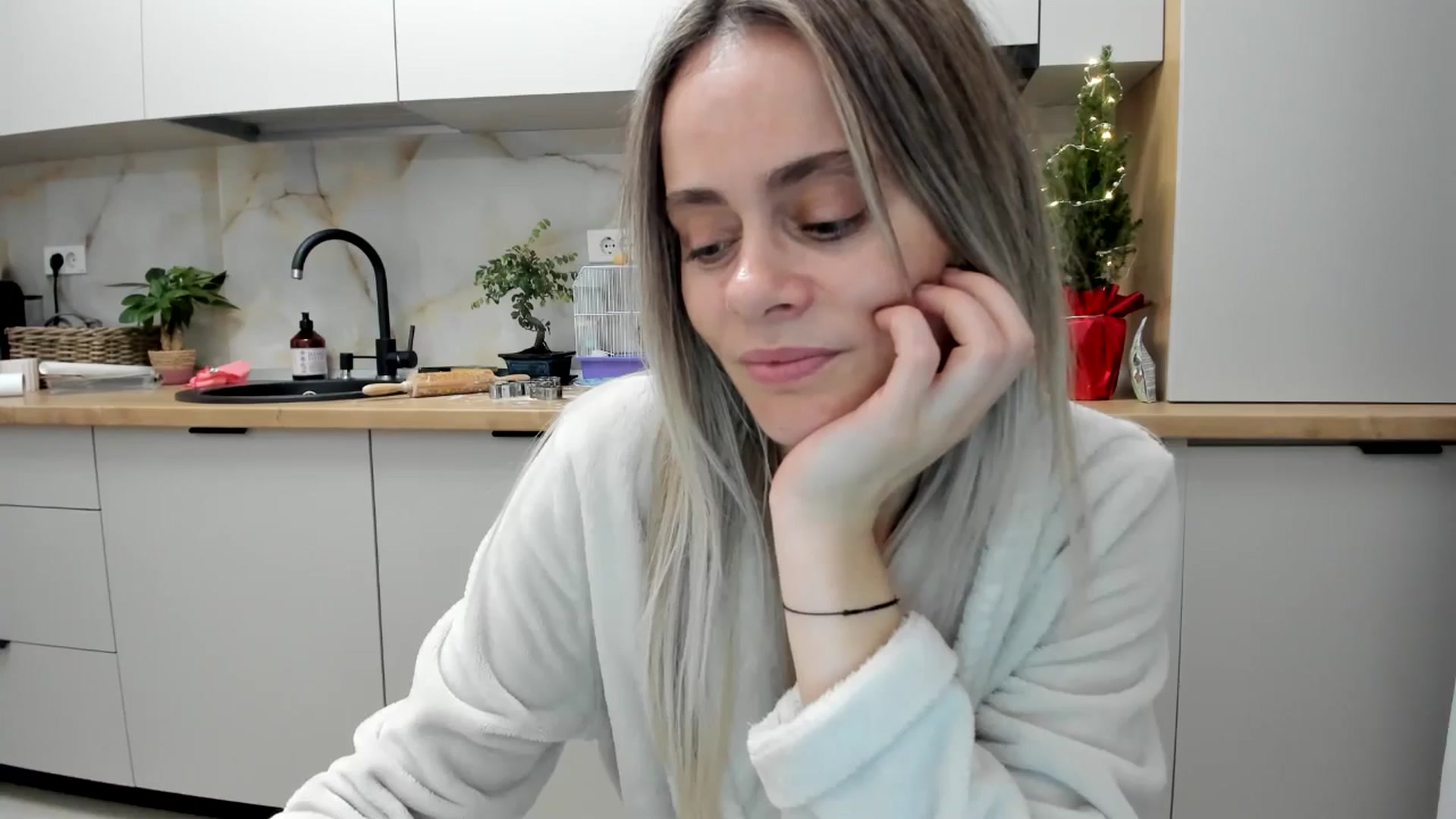 Gallery image thumbnail from DebbyPaige's myfreecams stream on, 12/22/2024, 19:11 image 8 of 20