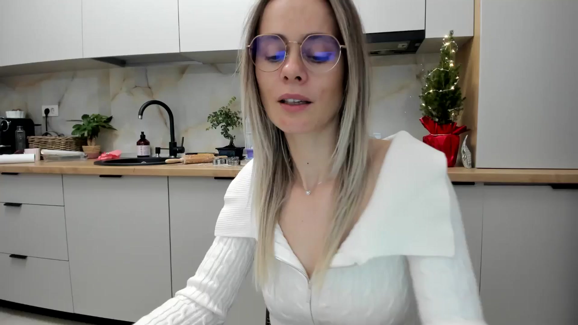 Gallery image thumbnail from DebbyPaige's myfreecams stream on, 12/22/2024, 19:11 image 20 of 20