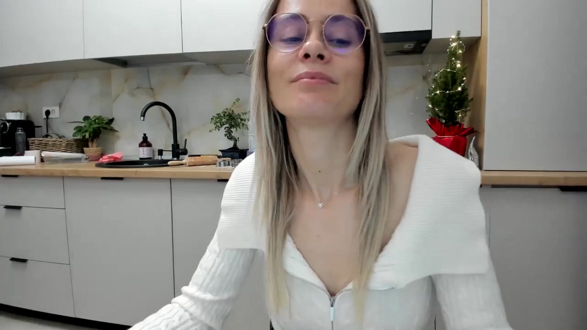 Gallery image thumbnail from DebbyPaige's myfreecams stream on, 12/22/2024, 19:11 image 19 of 20