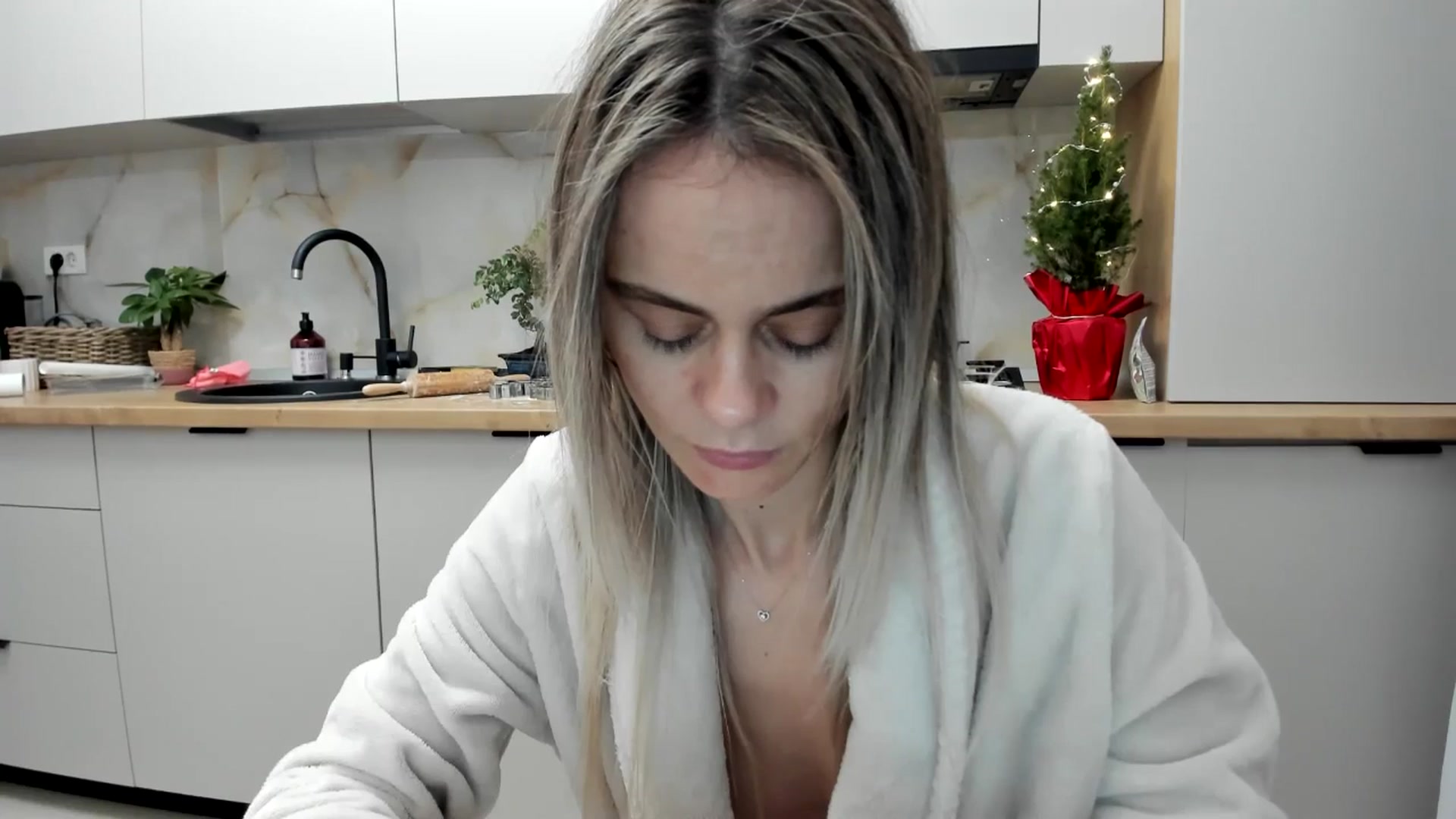 Gallery image thumbnail from DebbyPaige's myfreecams stream on, 12/22/2024, 19:11 image 14 of 20