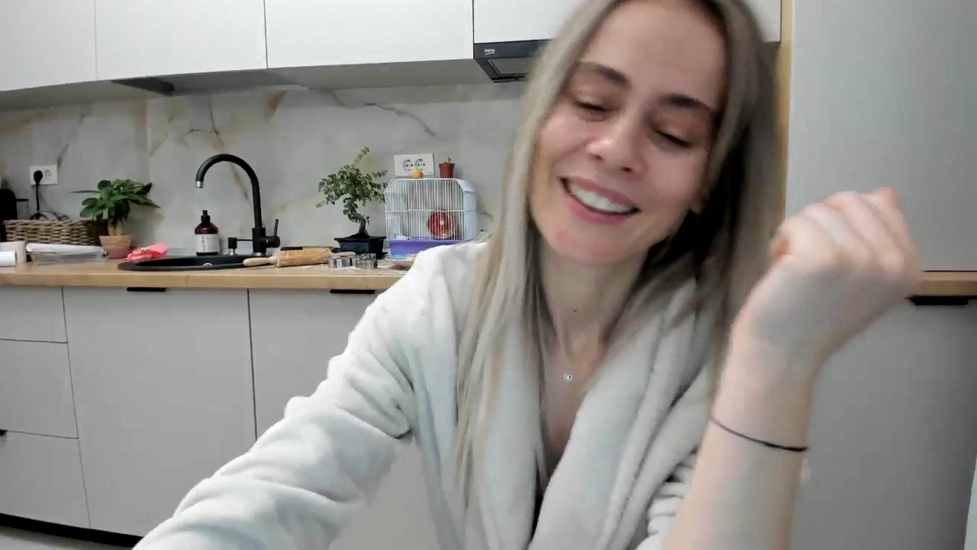 Gallery image thumbnail from DebbyPaige's myfreecams stream on, 12/22/2024, 19:11 image 9 of 20