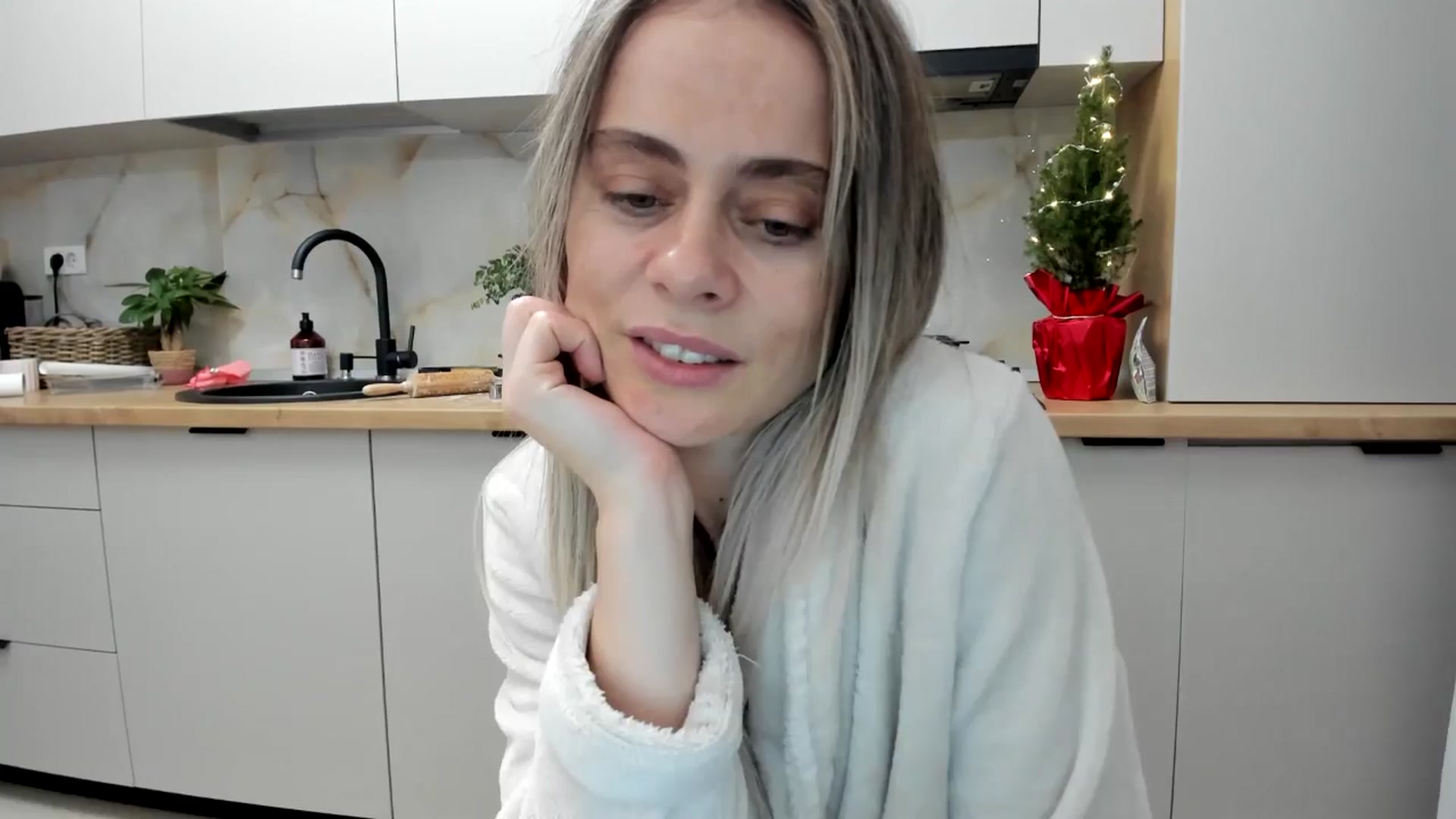 Gallery image thumbnail from DebbyPaige's myfreecams stream on, 12/22/2024, 19:11 image 7 of 20