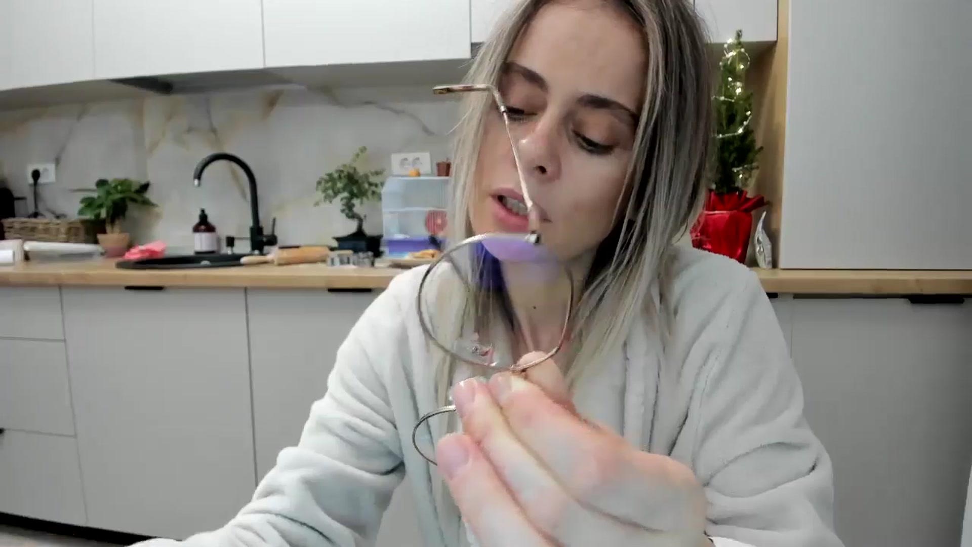 Gallery image thumbnail from DebbyPaige's myfreecams stream on, 12/22/2024, 19:11 image 15 of 20