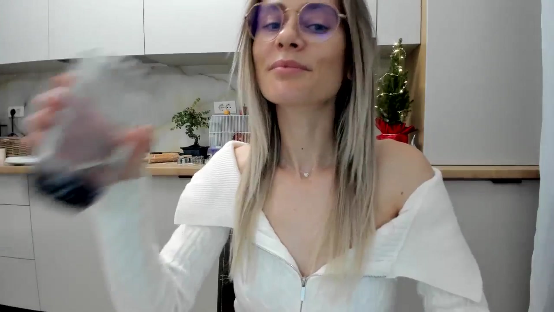 Gallery image thumbnail from DebbyPaige's myfreecams stream on, 12/22/2024, 20:07 image 18 of 20