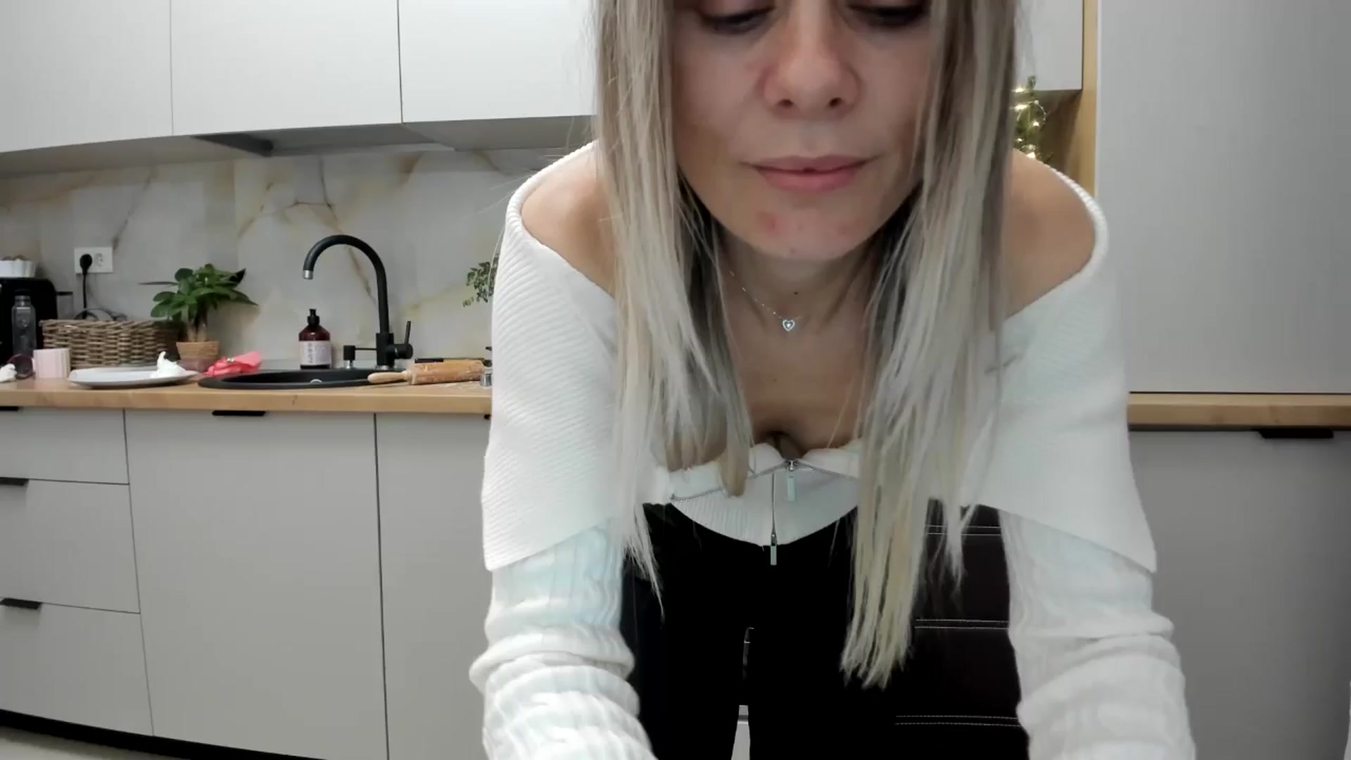 Gallery image thumbnail from DebbyPaige's myfreecams stream on, 12/22/2024, 20:07 image 1 of 20