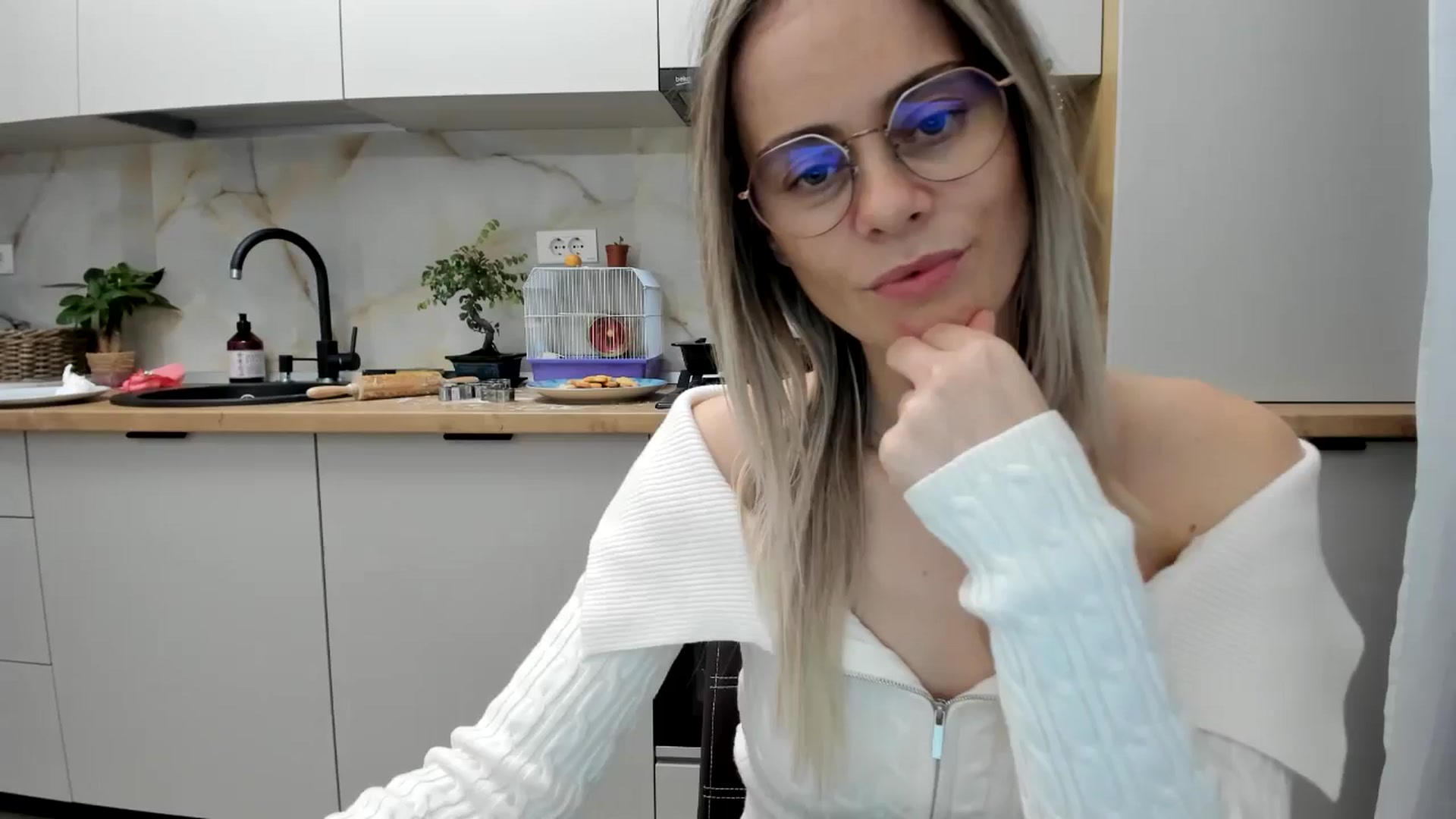 Gallery image thumbnail from DebbyPaige's myfreecams stream on, 12/22/2024, 20:07 image 13 of 20