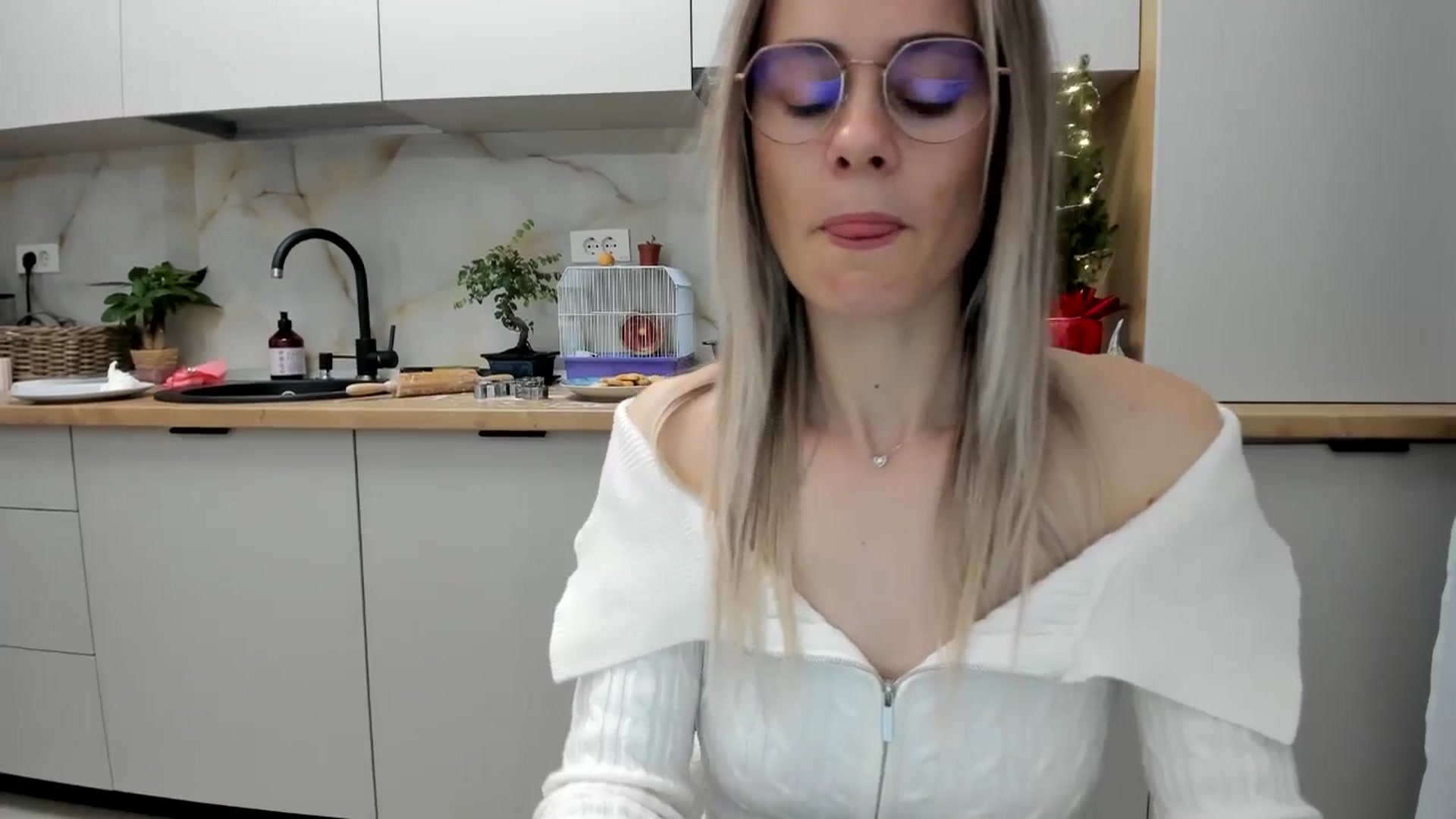 Gallery image thumbnail from DebbyPaige's myfreecams stream on, 12/22/2024, 20:07 image 10 of 20
