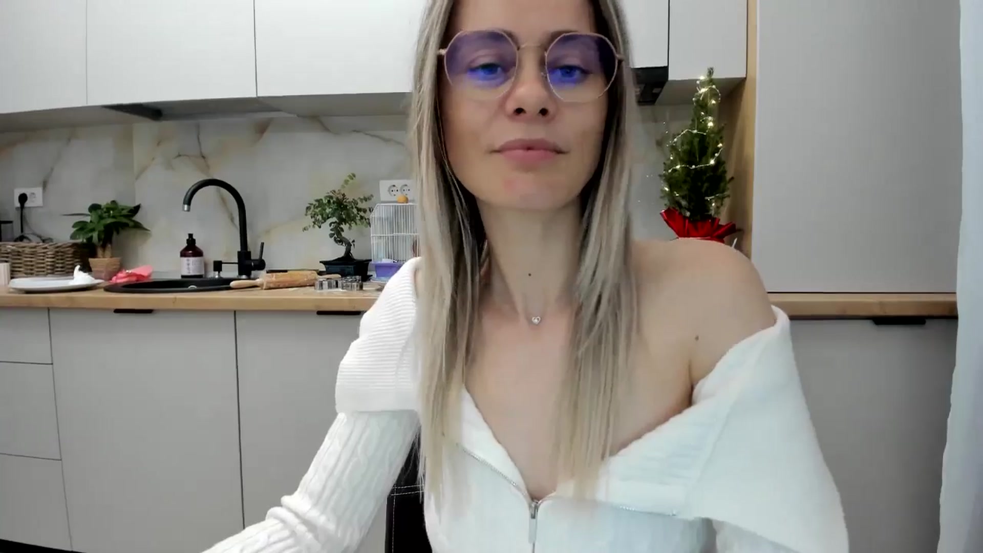 Gallery image thumbnail from DebbyPaige's myfreecams stream on, 12/22/2024, 20:07 image 20 of 20