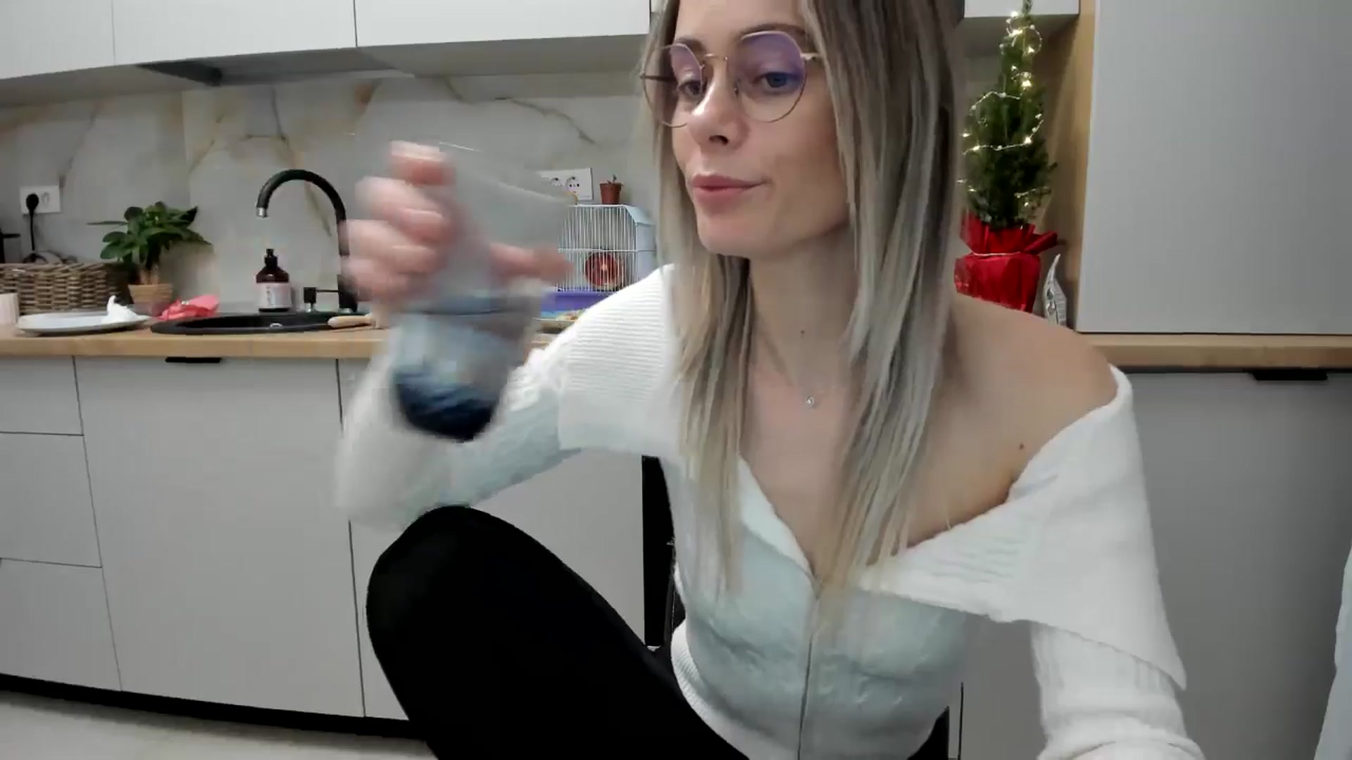 Gallery image thumbnail from DebbyPaige's myfreecams stream on, 12/22/2024, 20:07 image 8 of 20