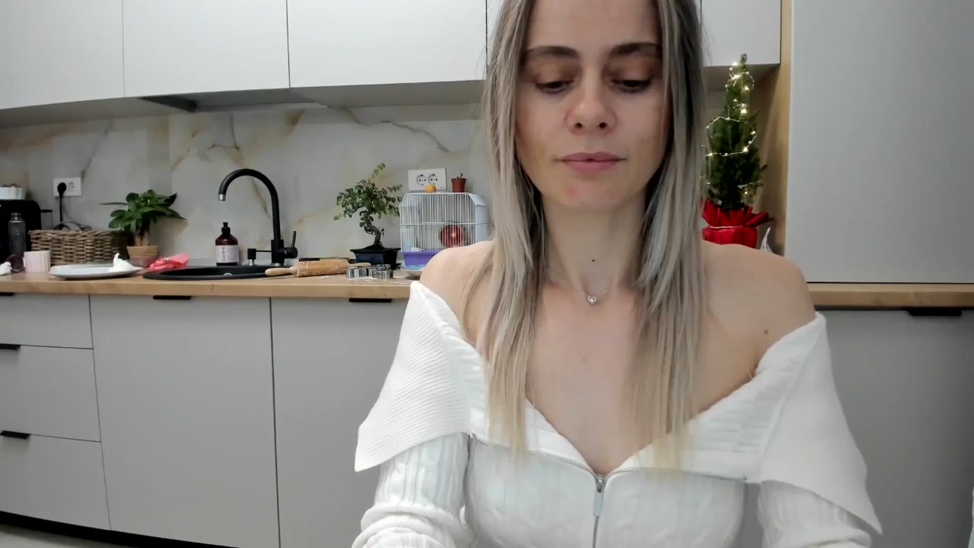 Gallery image thumbnail from DebbyPaige's myfreecams stream on, 12/22/2024, 20:07 image 3 of 20