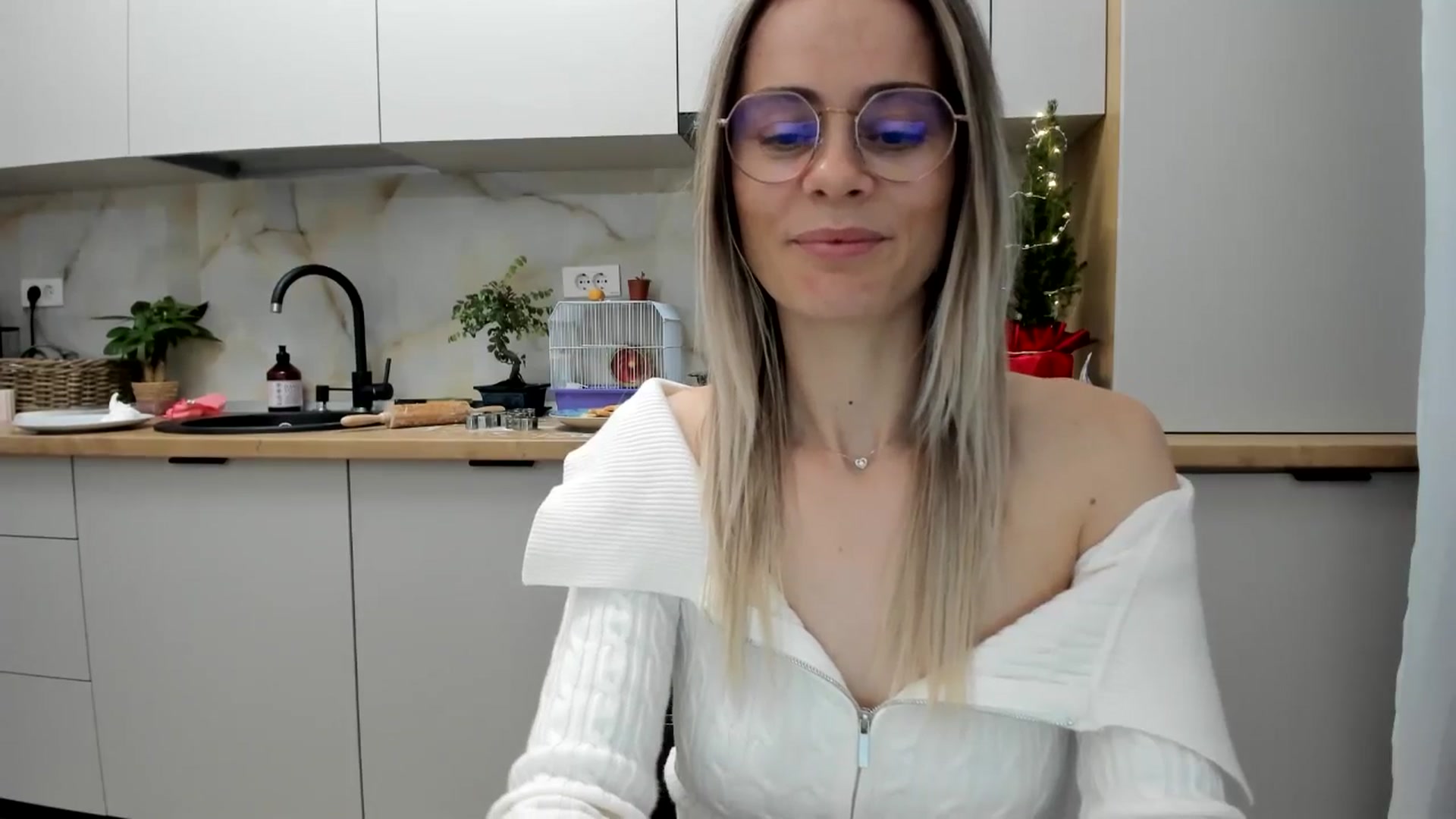 Gallery image thumbnail from DebbyPaige's myfreecams stream on, 12/22/2024, 20:07 image 19 of 20