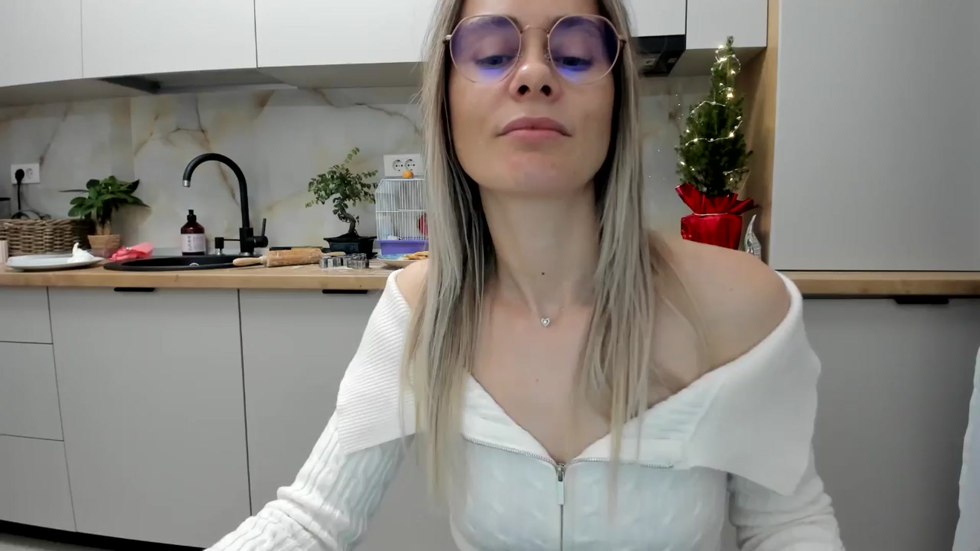 Gallery image thumbnail from DebbyPaige's myfreecams stream on, 12/22/2024, 20:07 image 11 of 20