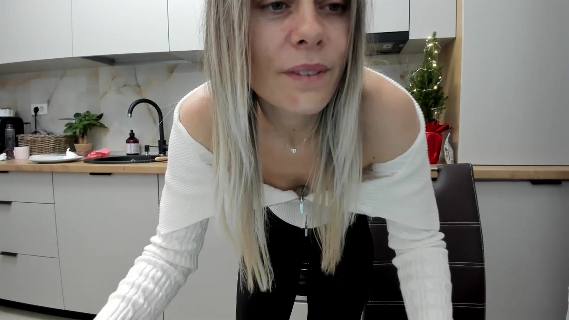 Gallery image thumbnail from DebbyPaige's myfreecams stream on, 12/22/2024, 20:07 image 2 of 20