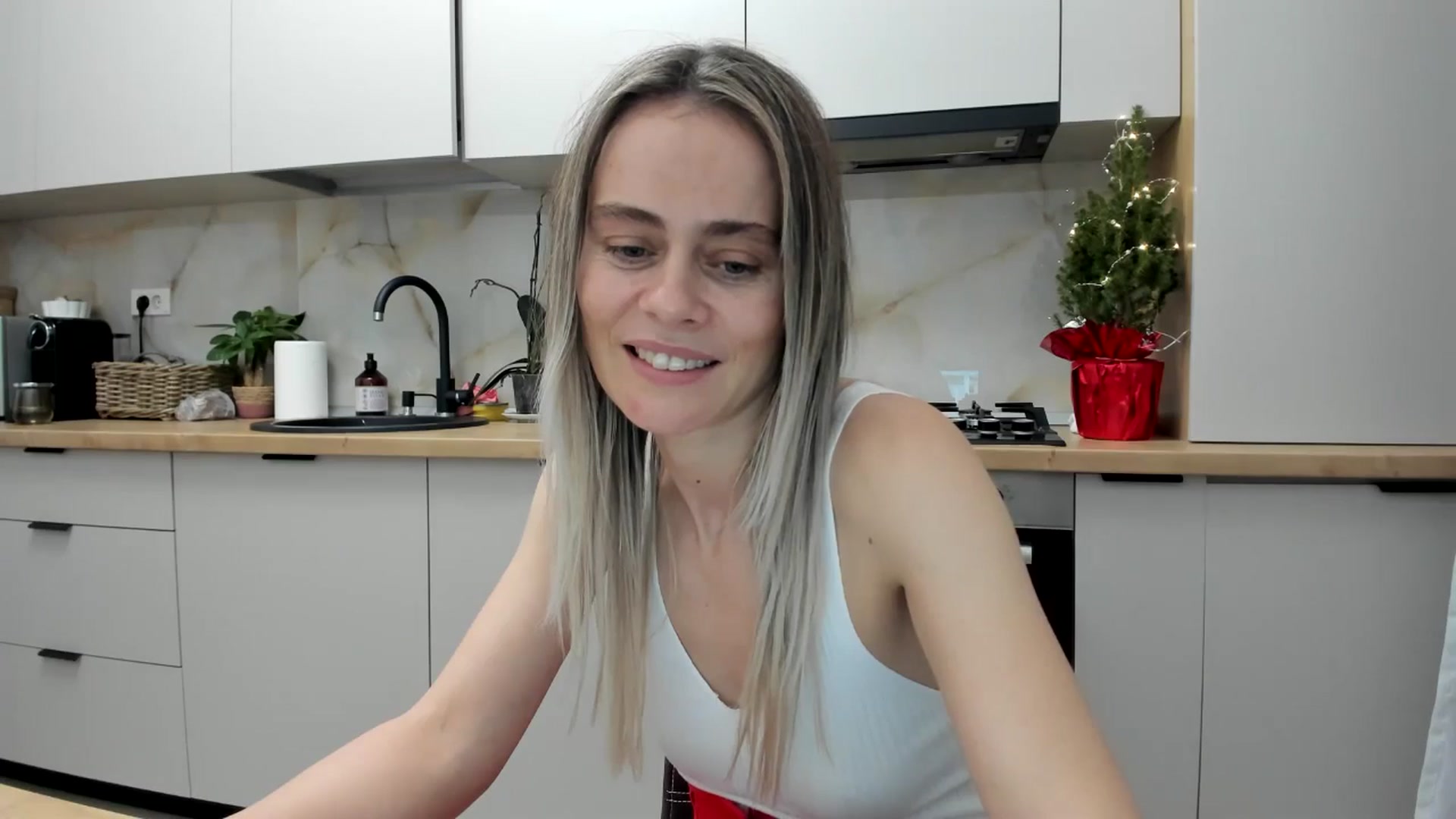 Gallery image thumbnail from DebbyPaige's myfreecams stream on, 12/23/2024, 20:38 image 18 of 20