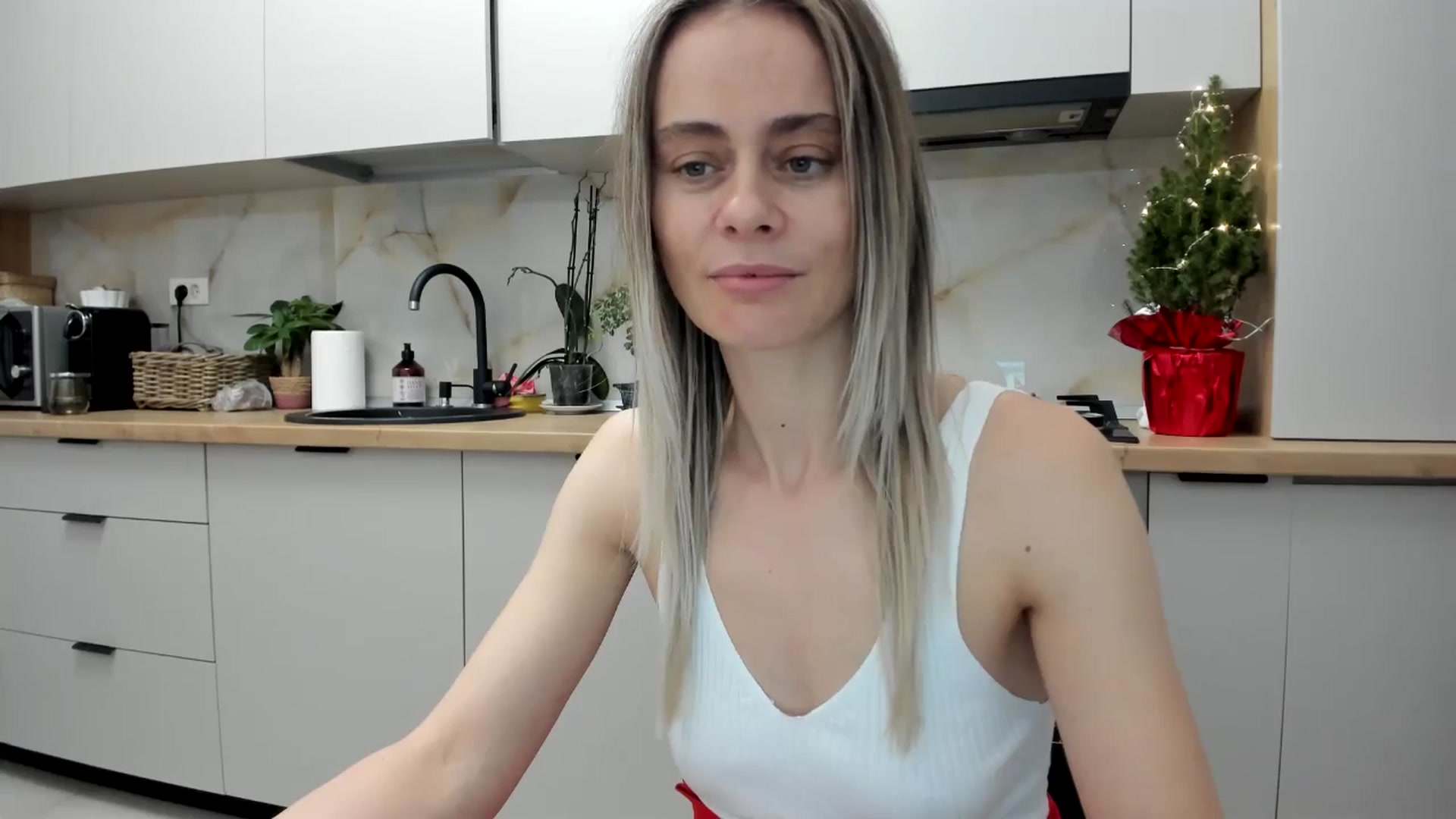 Gallery image thumbnail from DebbyPaige's myfreecams stream on, 12/23/2024, 20:38 image 15 of 20