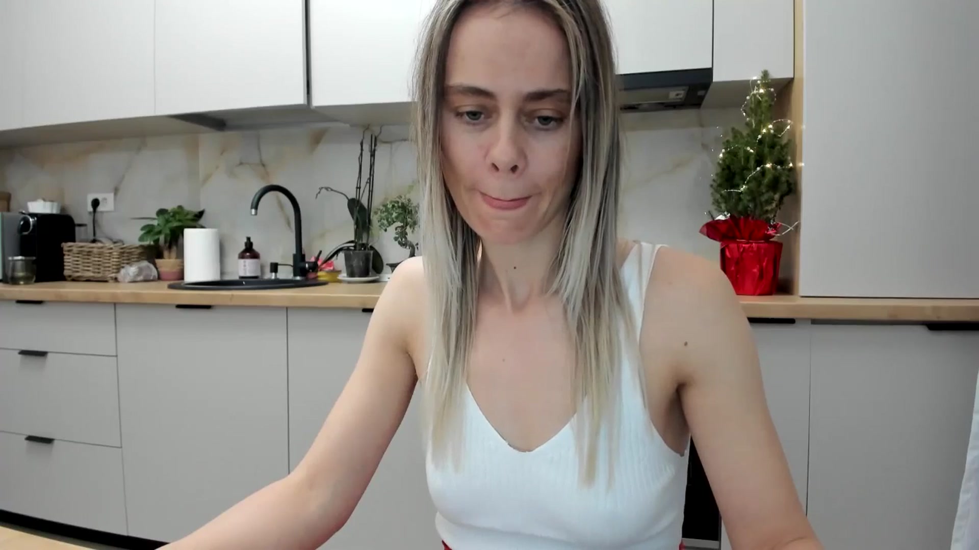 Gallery image thumbnail from DebbyPaige's myfreecams stream on, 12/23/2024, 20:38 image 17 of 20