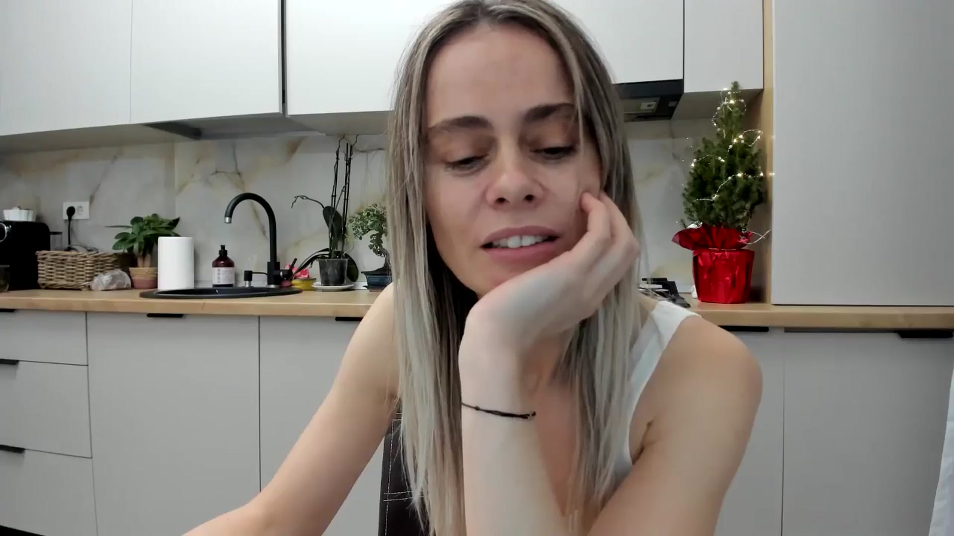 Gallery image thumbnail from DebbyPaige's myfreecams stream on, 12/23/2024, 21:23 image 8 of 20