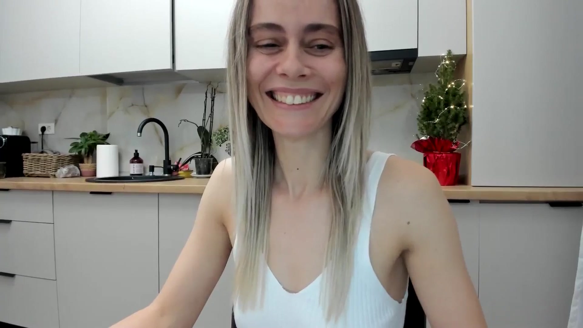 Gallery image thumbnail from DebbyPaige's myfreecams stream on, 12/23/2024, 21:23 image 9 of 20