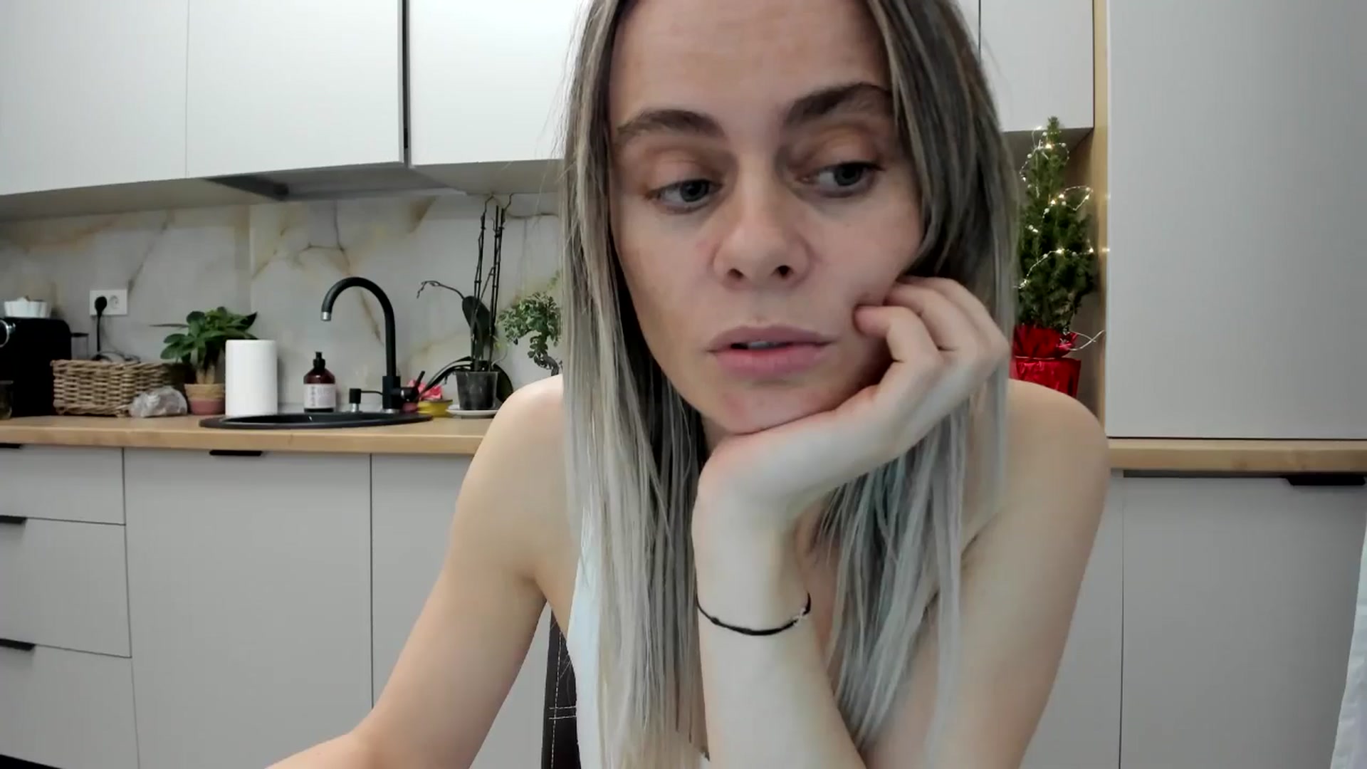 Gallery image thumbnail from DebbyPaige's myfreecams stream on, 12/23/2024, 21:23 image 5 of 20