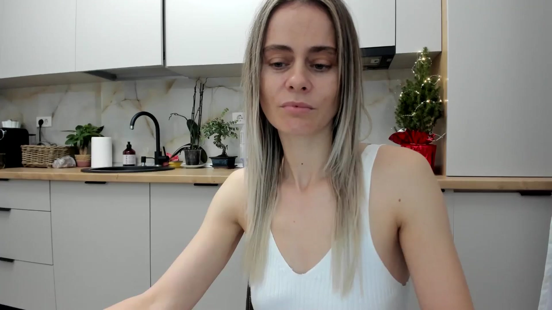 Gallery image thumbnail from DebbyPaige's myfreecams stream on, 12/23/2024, 21:23 image 16 of 20
