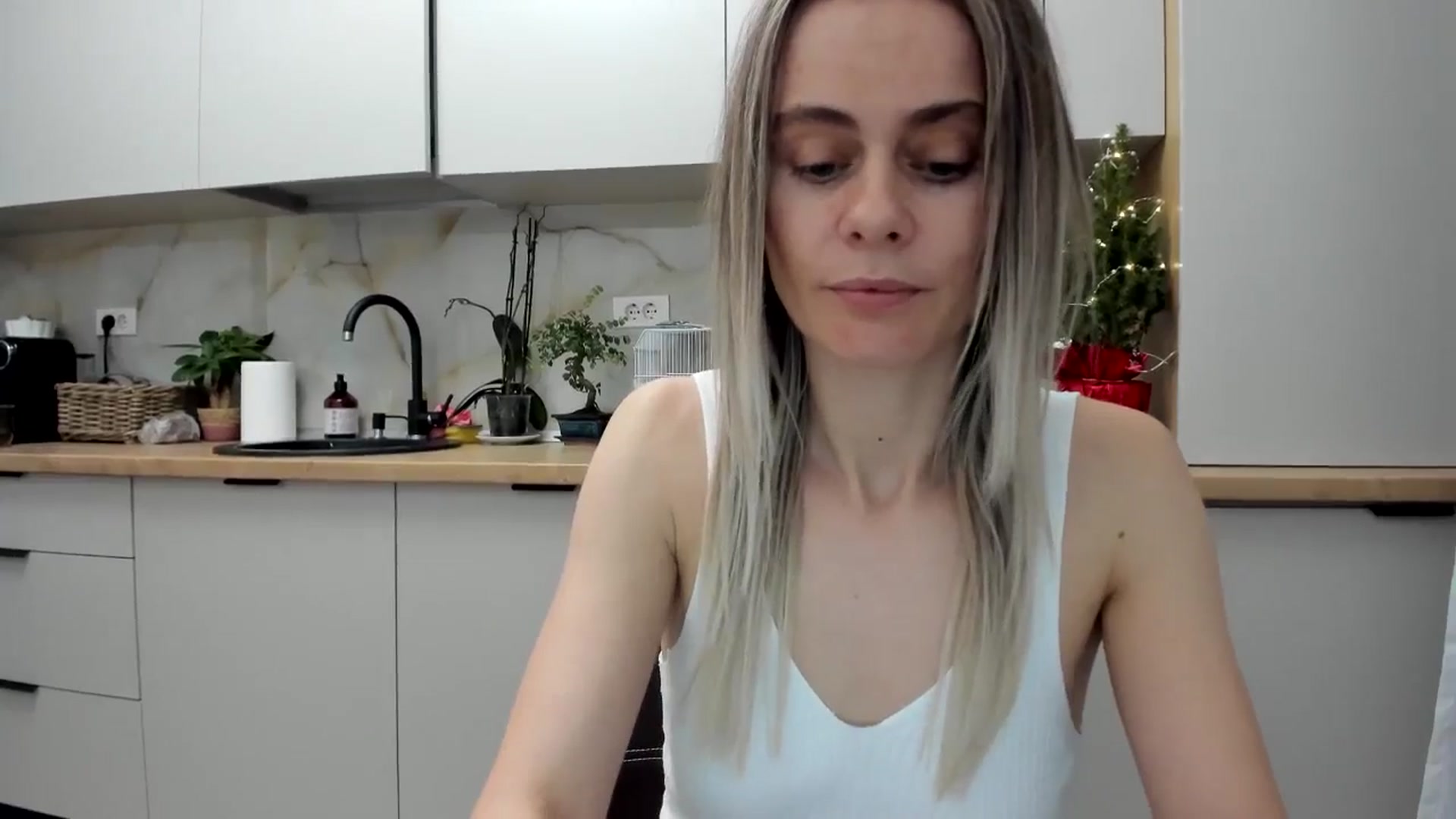 Gallery image thumbnail from DebbyPaige's myfreecams stream on, 12/23/2024, 21:23 image 4 of 20
