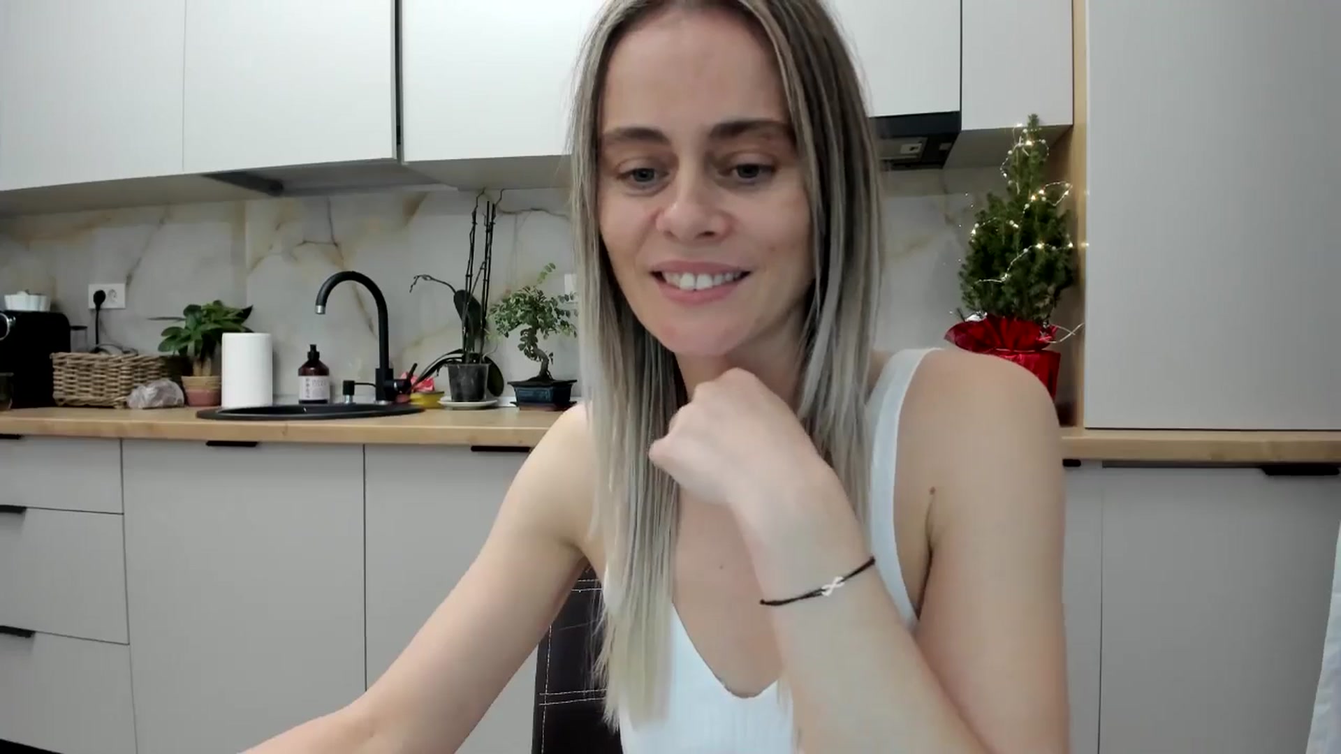 Gallery image thumbnail from DebbyPaige's myfreecams stream on, 12/23/2024, 21:23 image 12 of 20