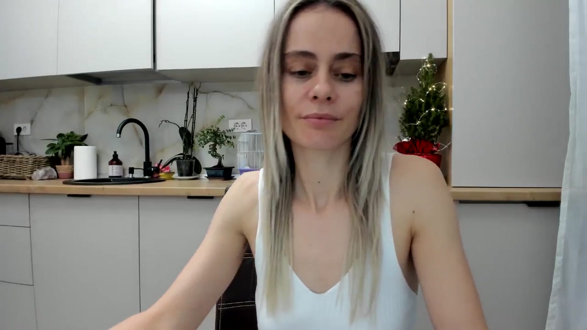 Gallery image thumbnail from DebbyPaige's myfreecams stream on, 12/23/2024, 21:23 image 2 of 20