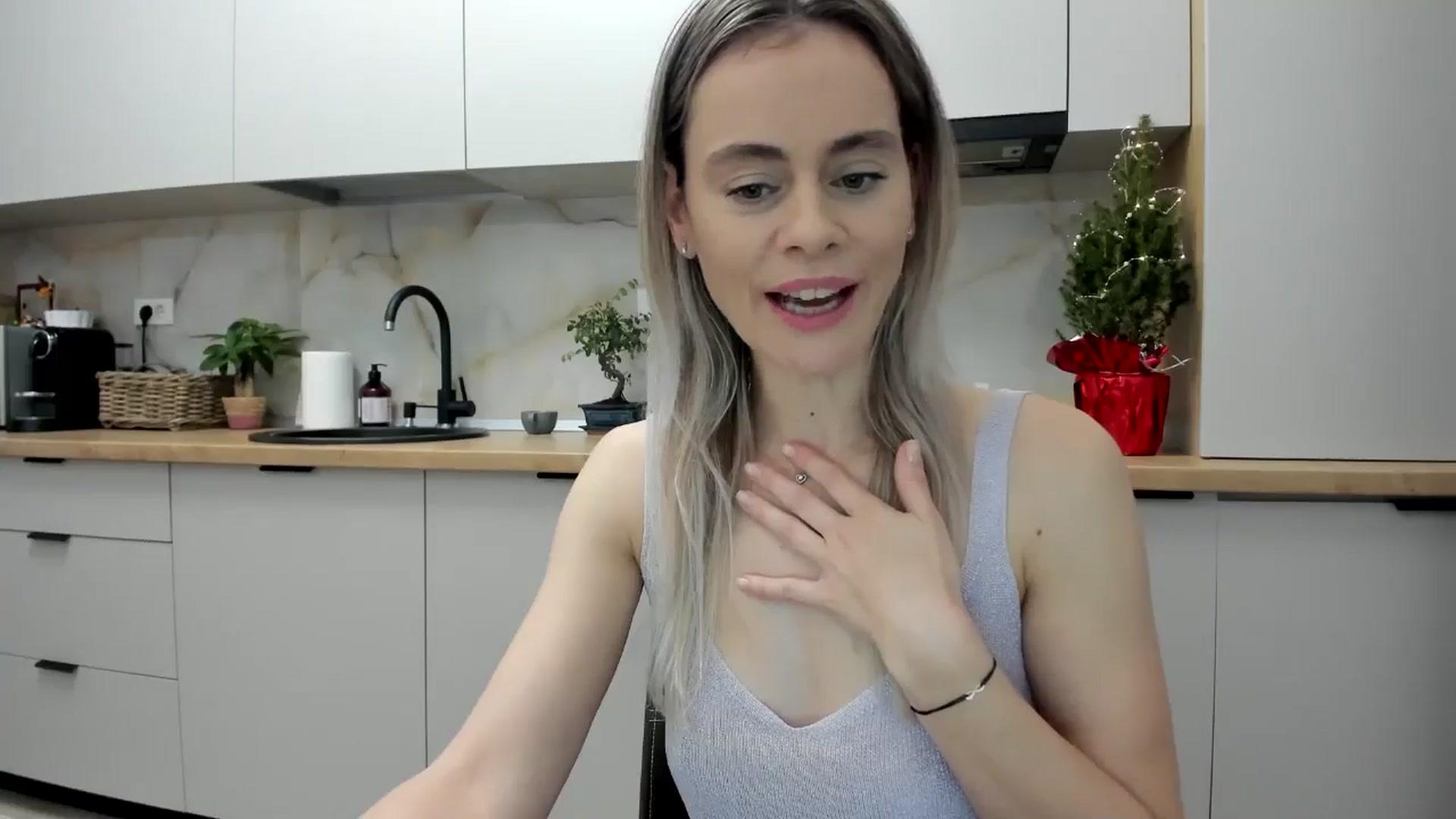 Gallery image thumbnail from DebbyPaige's myfreecams stream on, 12/28/2024, 19:33 image 9 of 20