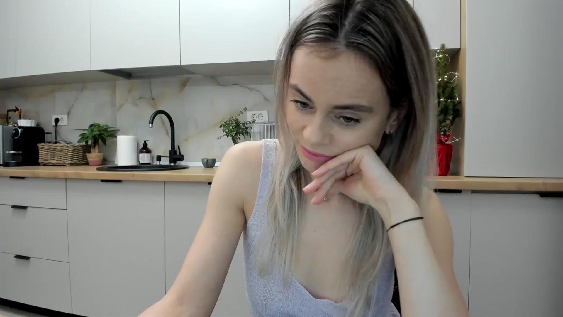 Gallery image thumbnail from DebbyPaige's myfreecams stream on, 12/28/2024, 19:33 image 7 of 20
