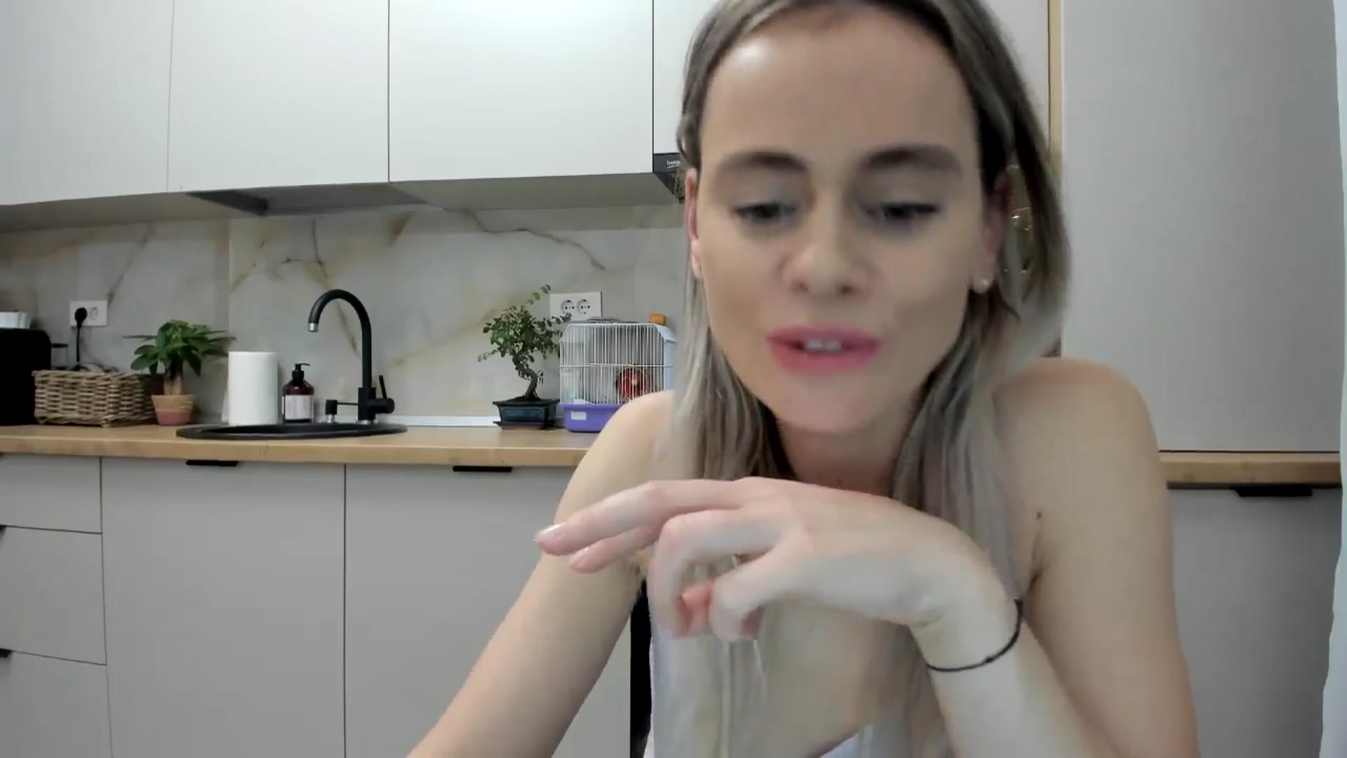 Gallery image thumbnail from DebbyPaige's myfreecams stream on, 12/28/2024, 19:33 image 13 of 20