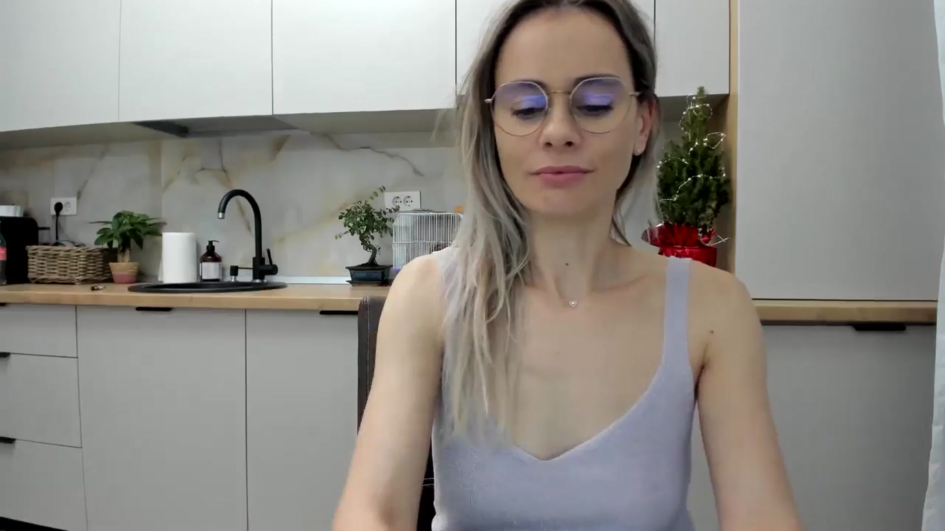 Gallery image thumbnail from DebbyPaige's myfreecams stream on, 12/28/2024, 20:12 image 12 of 20