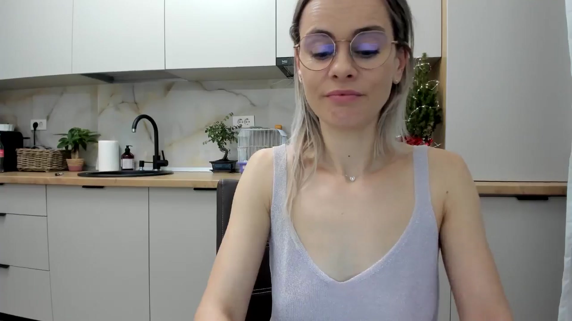 Gallery image thumbnail from DebbyPaige's myfreecams stream on, 12/28/2024, 20:12 image 16 of 20