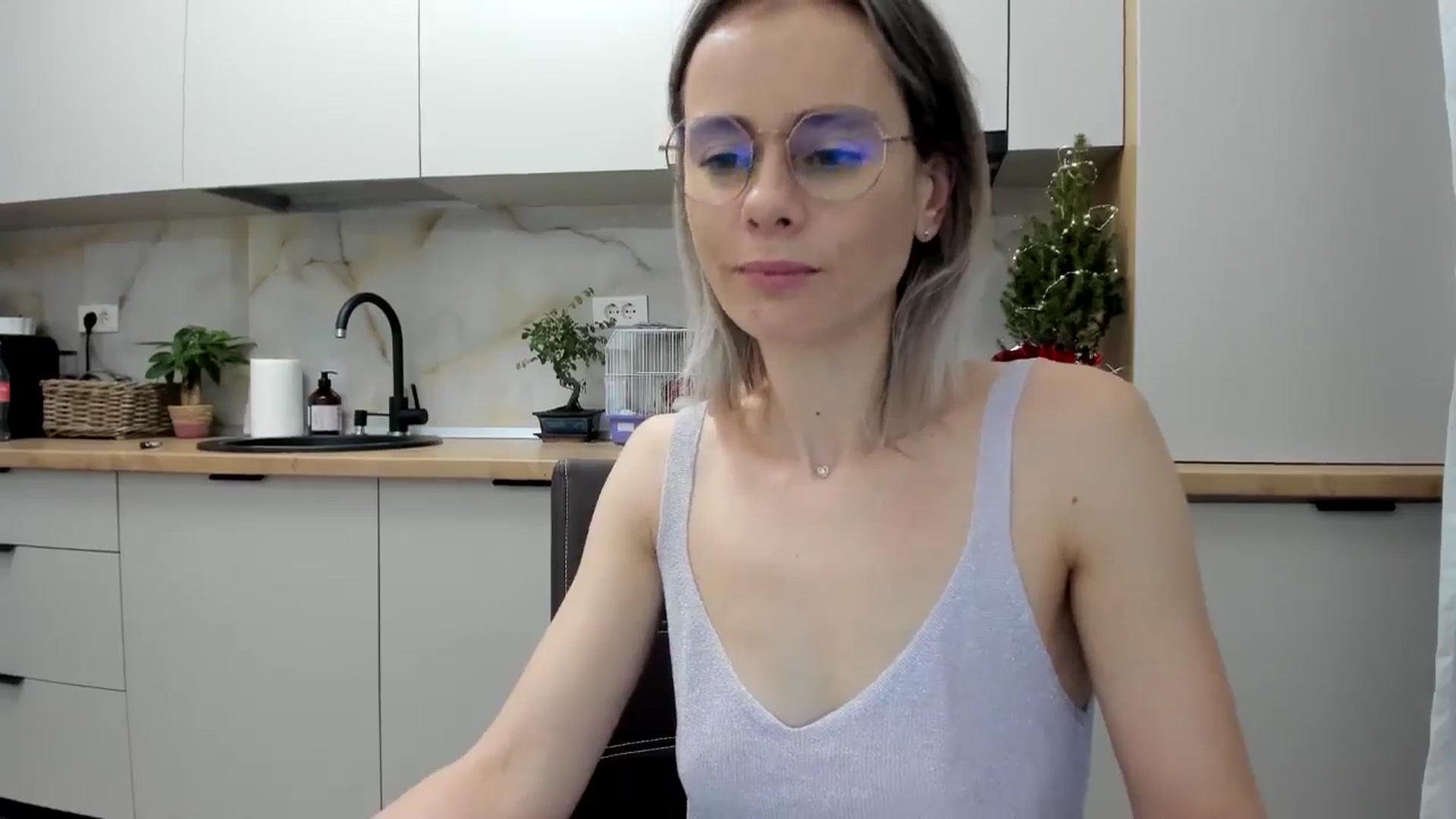 Gallery image thumbnail from DebbyPaige's myfreecams stream on, 12/28/2024, 20:12 image 19 of 20