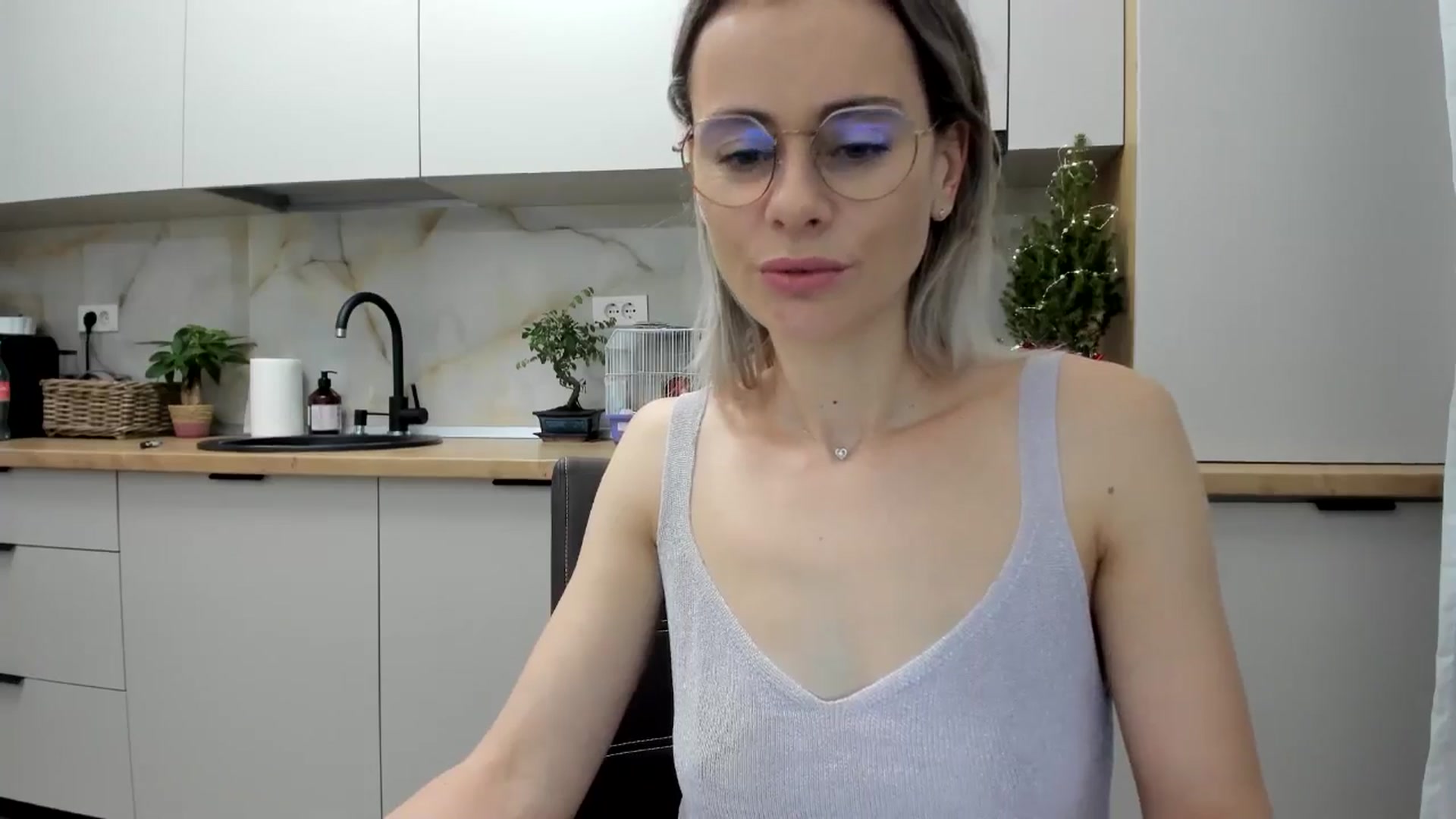 Gallery image thumbnail from DebbyPaige's myfreecams stream on, 12/28/2024, 20:12 image 13 of 20