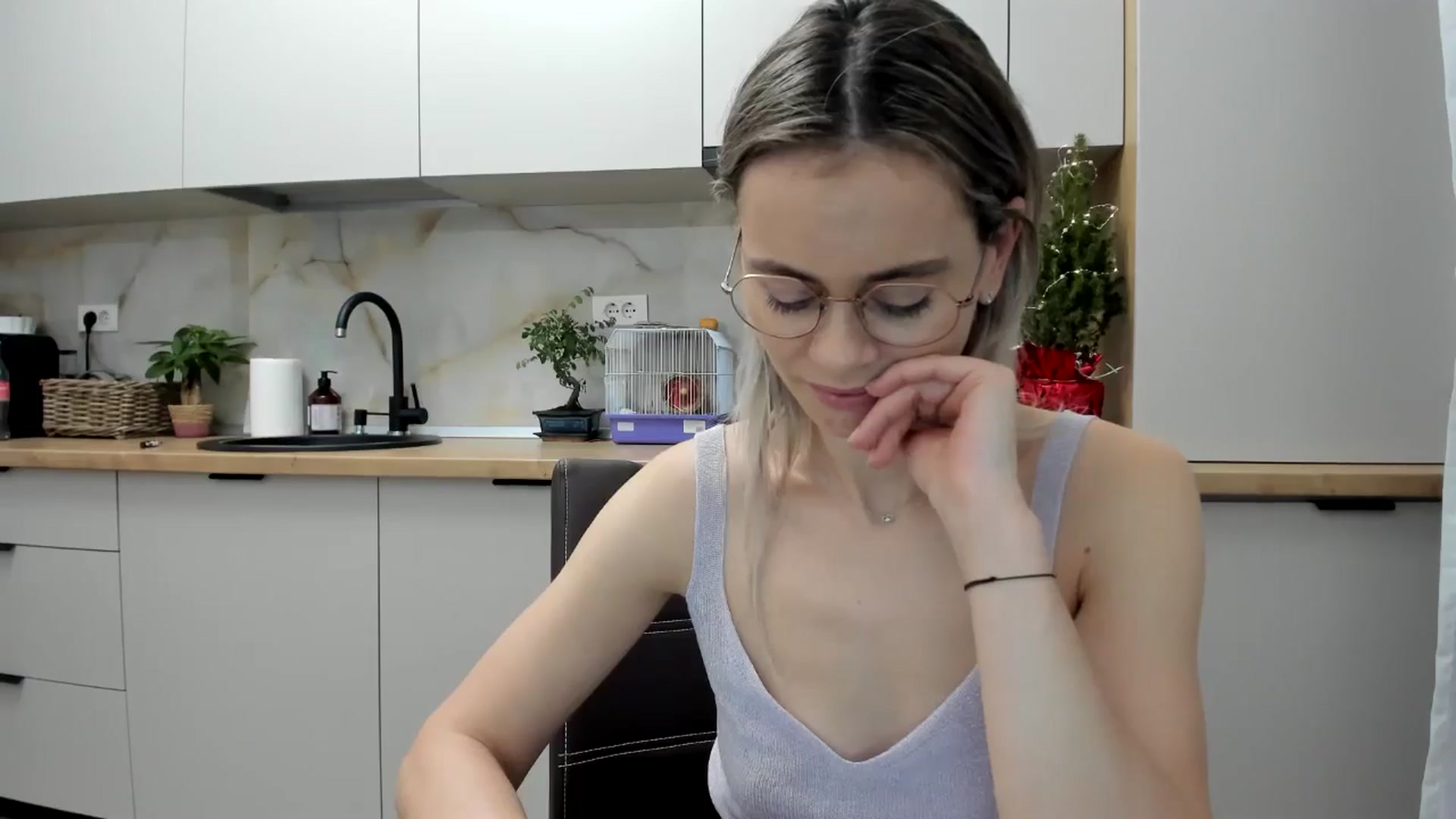 Gallery image thumbnail from DebbyPaige's myfreecams stream on, 12/28/2024, 20:12 image 15 of 20