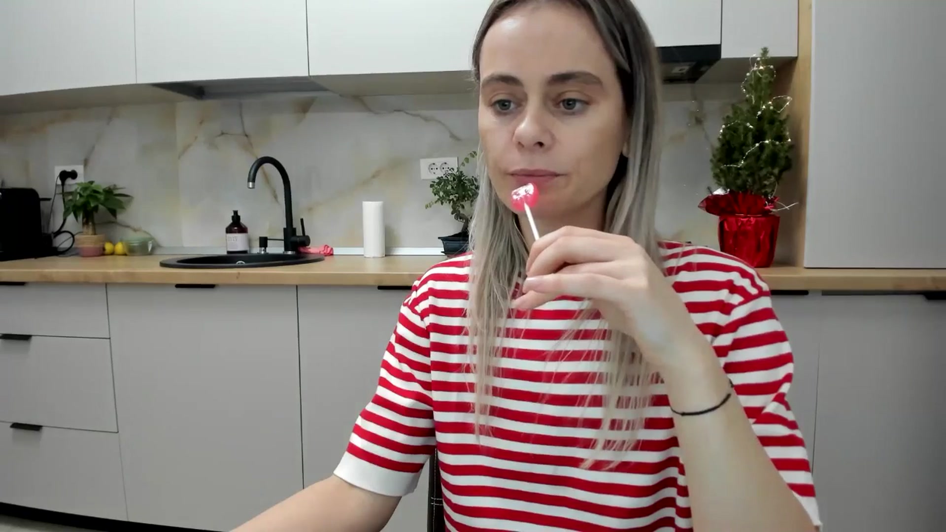 Gallery image thumbnail from DebbyPaige's myfreecams stream on, 12/29/2024, 18:28 image 18 of 20